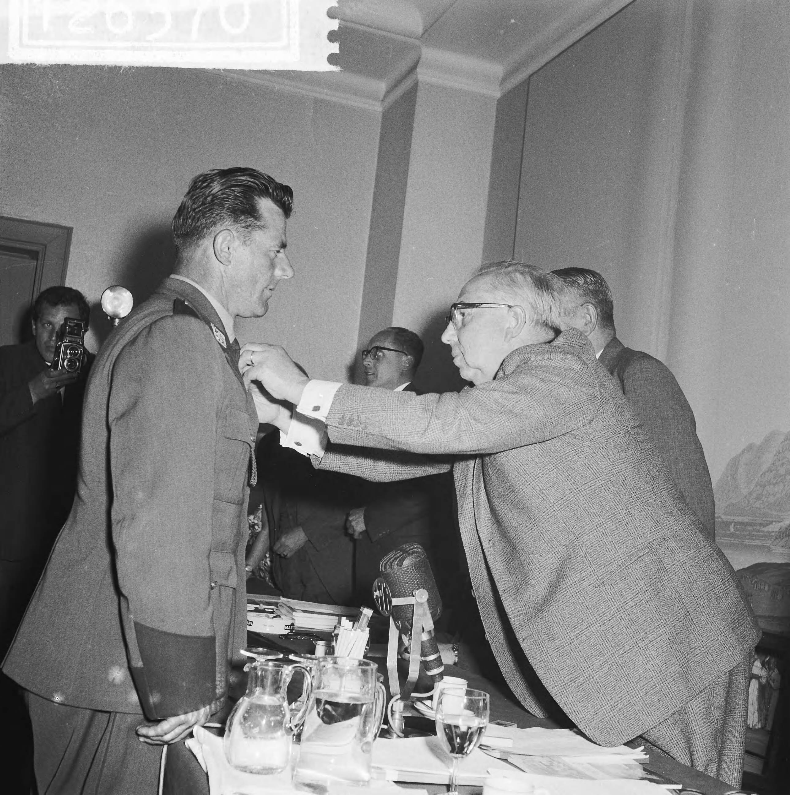 Fotocollectie Anefo — Uitreiking Wegenwacht-Erekruis aan wegenwacht Breunis Post. De voorzitter van de ANWB mr. W.A. Offerhaus reikt medaille uit — Foto: Lindeboom, Henk / Anefo. Licentie: Set B: Rechtenvrij / Publiek Domein. Bron: Nationaal Archief. http://hdl.handle.net/10648/a9d9bd02-d0b4-102d-bcf8-003048976d84