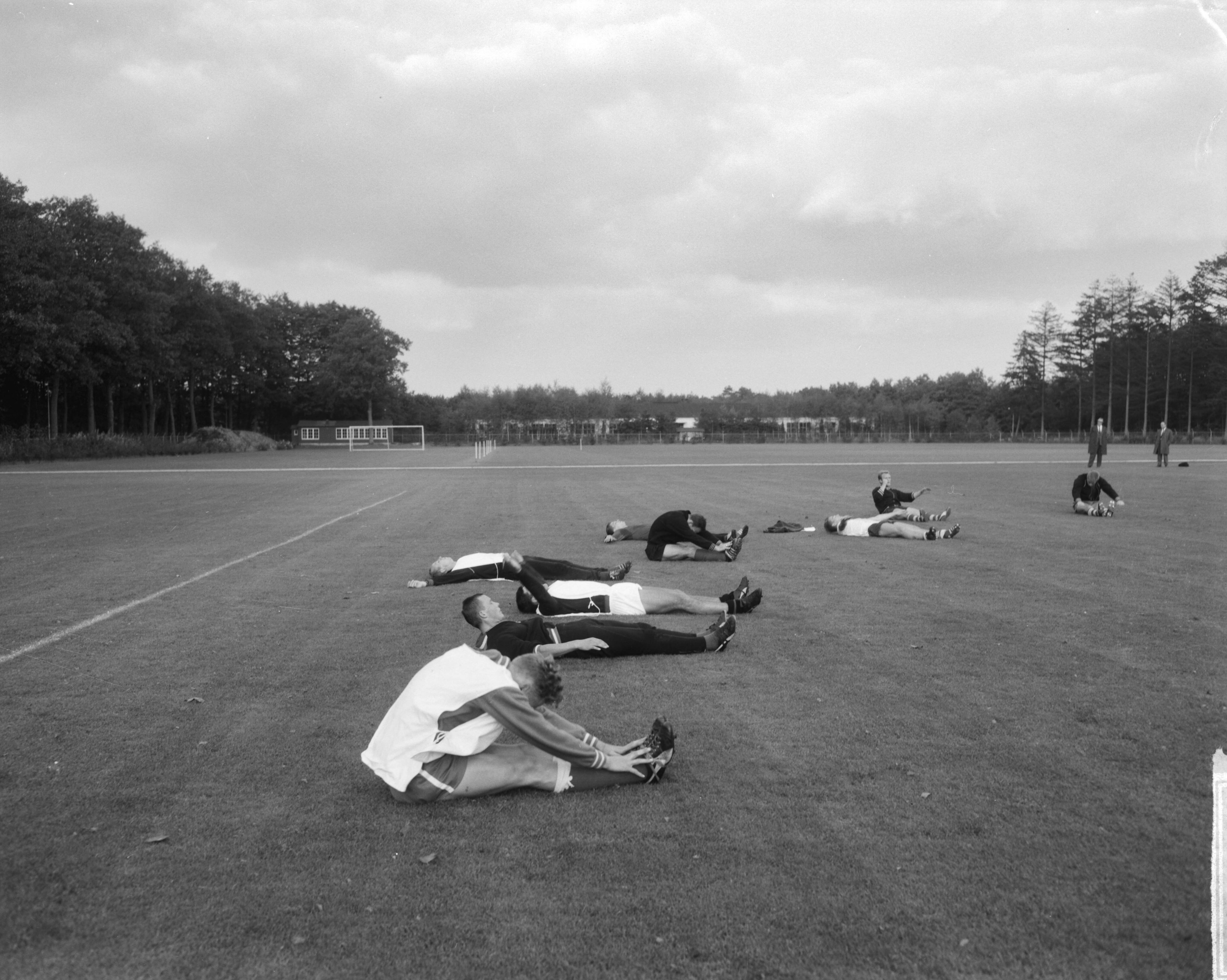 Fotocollectie Anefo — Training Nederlands Elftal te Zeist. Vlnr. Nuninga, Vriens, Swart, Henk Groot, Bennaars, Pronk en Petersen — Foto: Bilsen, Joop van / Anefo. Licentie: Set B: Rechtenvrij / Publiek Domein. Bron: Nationaal Archief. http://hdl.handle.net/10648/aa490126-d0b4-102d-bcf8-003048976d84