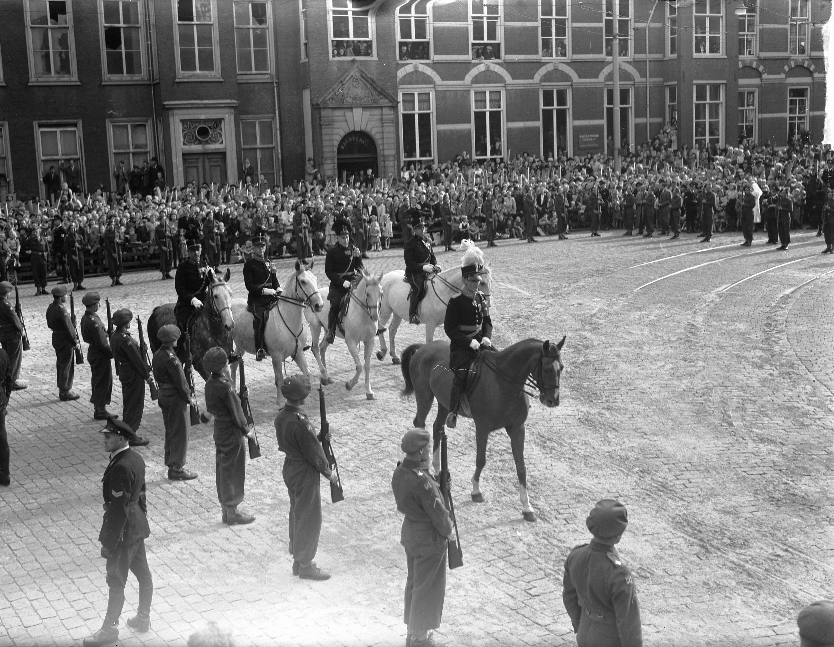 Intocht van koningin Juliana in Den Haag (1948) — Intocht Koningin Juliana in Den Haag. Huzaren — Foto: Merk, Ben / Anefo. Licentie: Set B: Rechtenvrij / Publiek Domein. Bron: Nationaal Archief. http://hdl.handle.net/10648/a8bd3e80-d0b4-102d-bcf8-003048976d84