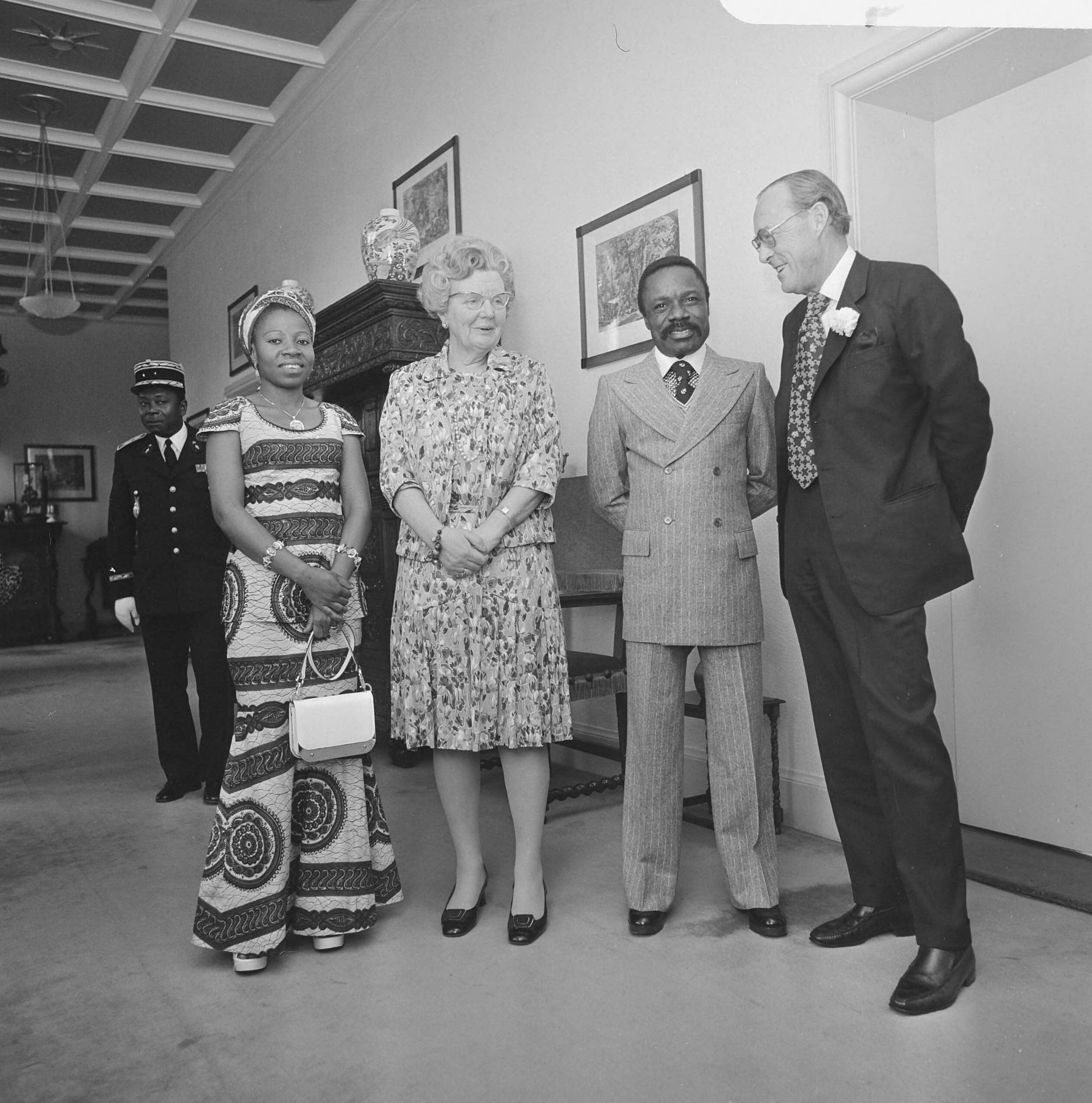 Koningin Juliana en prins Bernhard ontvangen president Omar Bongo van Gabon en zijn echtgenote op paleis Soestdijk — V.l.n.r. mevrouw Bongo, koningin Juliana, president Bongo en prins Bernhard — Foto: Mieremet, Rob / Anefo. Licentie: Set B: Rechtenvrij / Publiek Domein. Bron: Nationaal Archief. http://hdl.handle.net/10648/ac2c3990-d0b4-102d-bcf8-003048976d84