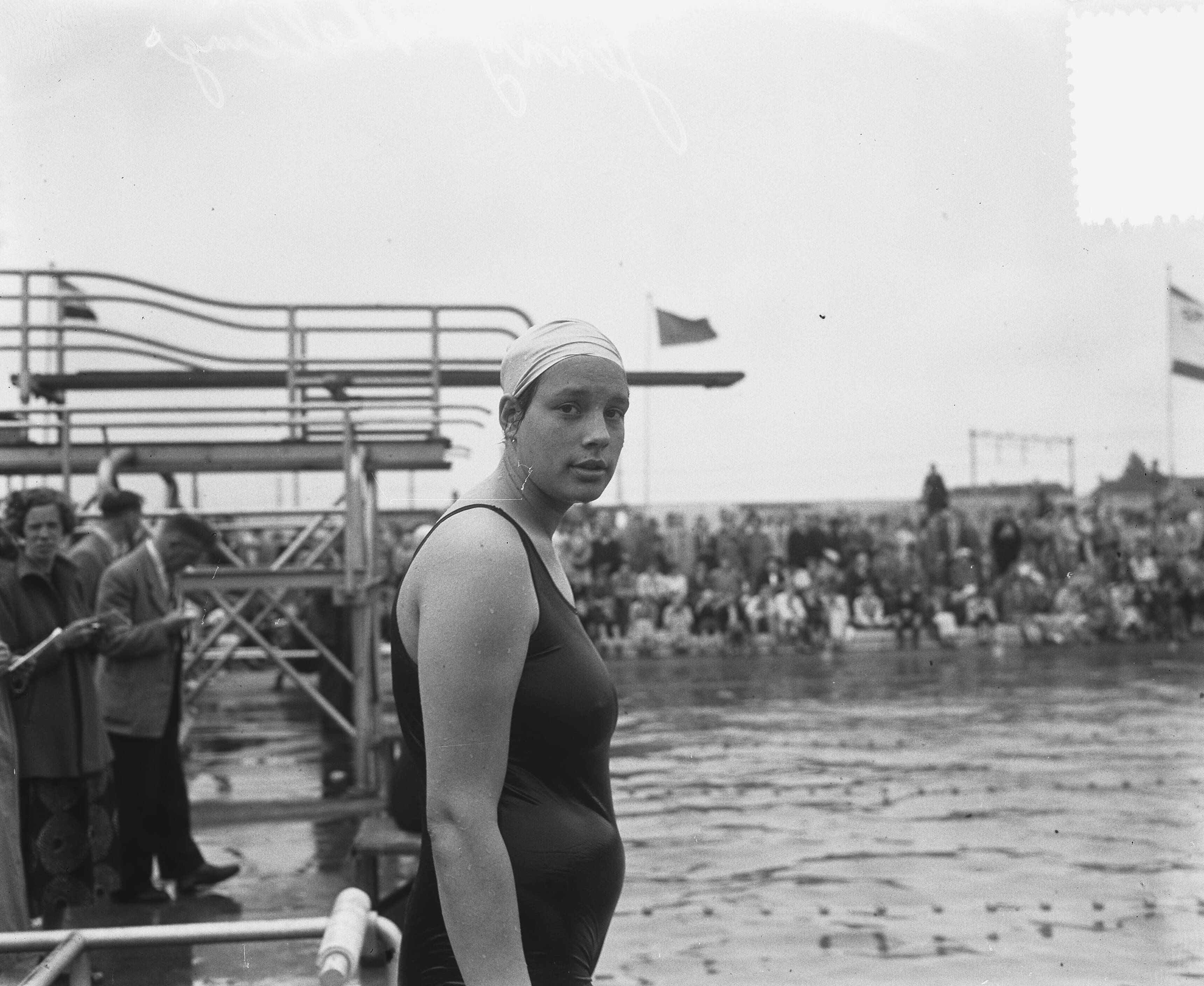 Fotocollectie Anefo — Selectiewedstrijden Olympische Zwemploeg in Stoop's bad bij Haarlem. Zwemster Jenny Welling — Foto: Pot, Harry / Anefo. Licentie: Set B: Rechtenvrij / Publiek Domein. Bron: Nationaal Archief. http://hdl.handle.net/10648/a8fb6e4e-d0b4-102d-bcf8-003048976d84