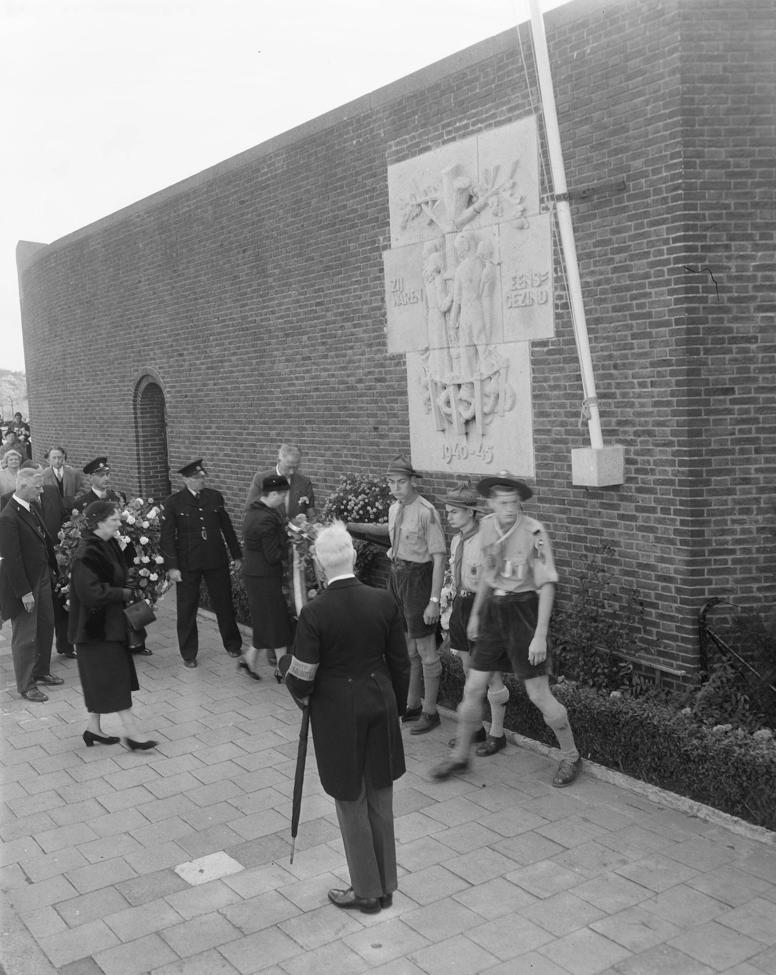 Fotocollectie Anefo — Herdenking dodencel 601 "Oranjehotel" te Scheveningen. Mej. mr. M. Geldens legde een krans namens prinses Wilhelmina — Foto: Pot, Harry / Anefo. Licentie: Set B: Rechtenvrij / Publiek Domein. Bron: Nationaal Archief. http://hdl.handle.net/10648/a94fdf92-d0b4-102d-bcf8-003048976d84