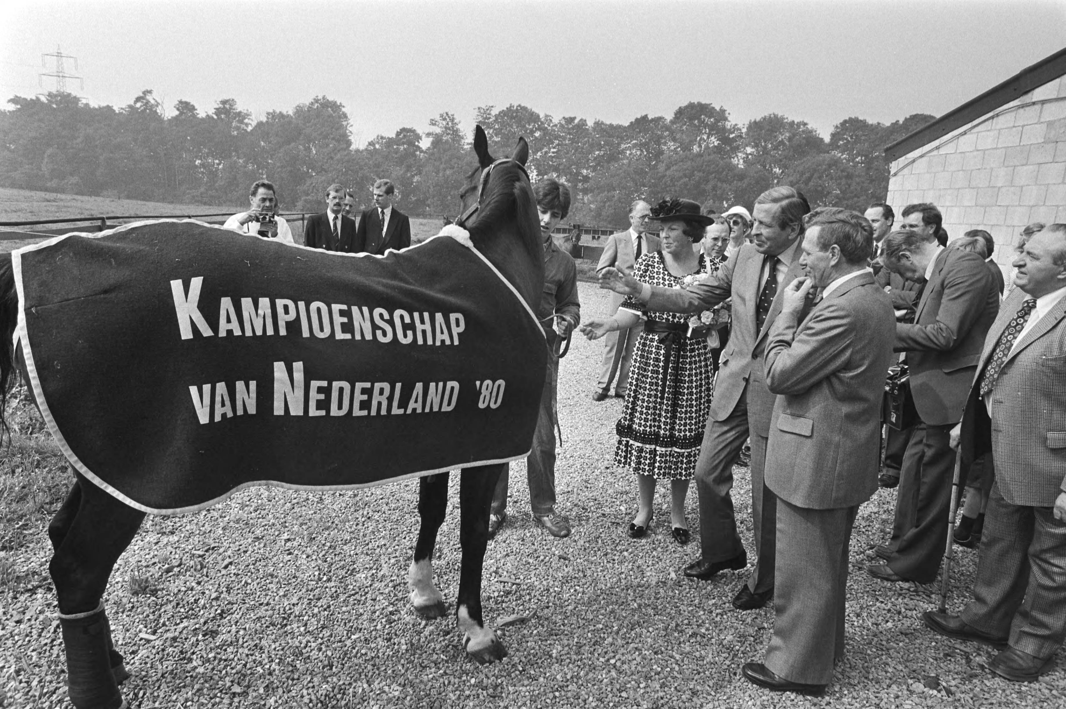 Koningin Beatrix en prins Claus bezoeken Zuid-Limburg — Koningin Beatrix en prins Claus op bezoek bij de stoeterij van dhr. J. Hendriks — Foto: Croes, Rob C. / Anefo. Licentie: Set B: Rechtenvrij / Publiek Domein. Bron: Nationaal Archief. http://hdl.handle.net/10648/ad023eb4-d0b4-102d-bcf8-003048976d84