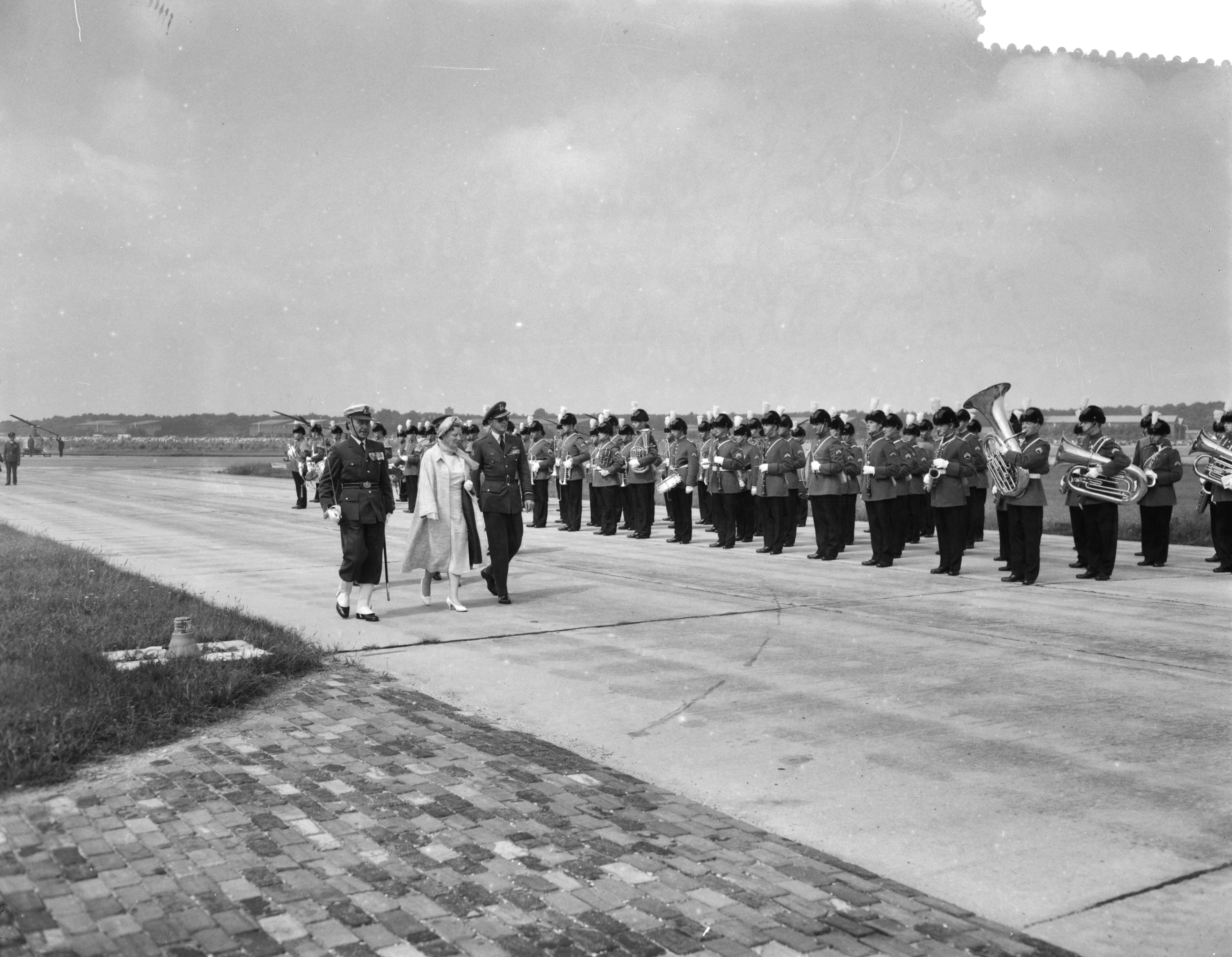 Fotocollectie Anefo — Vliegfeest op Soesterberg t.g.v. het 45-jarig bestaan van de Koninklijke Luchtmacht. Inspectie van de erewacht door koningin Juliana en prins Bernhard — Foto: Noske, J.D. / Anefo. Licentie: Set B: Rechtenvrij / Publiek Domein. Bron: Nationaal Archief. http://hdl.handle.net/10648/a97fcf68-d0b4-102d-bcf8-003048976d84