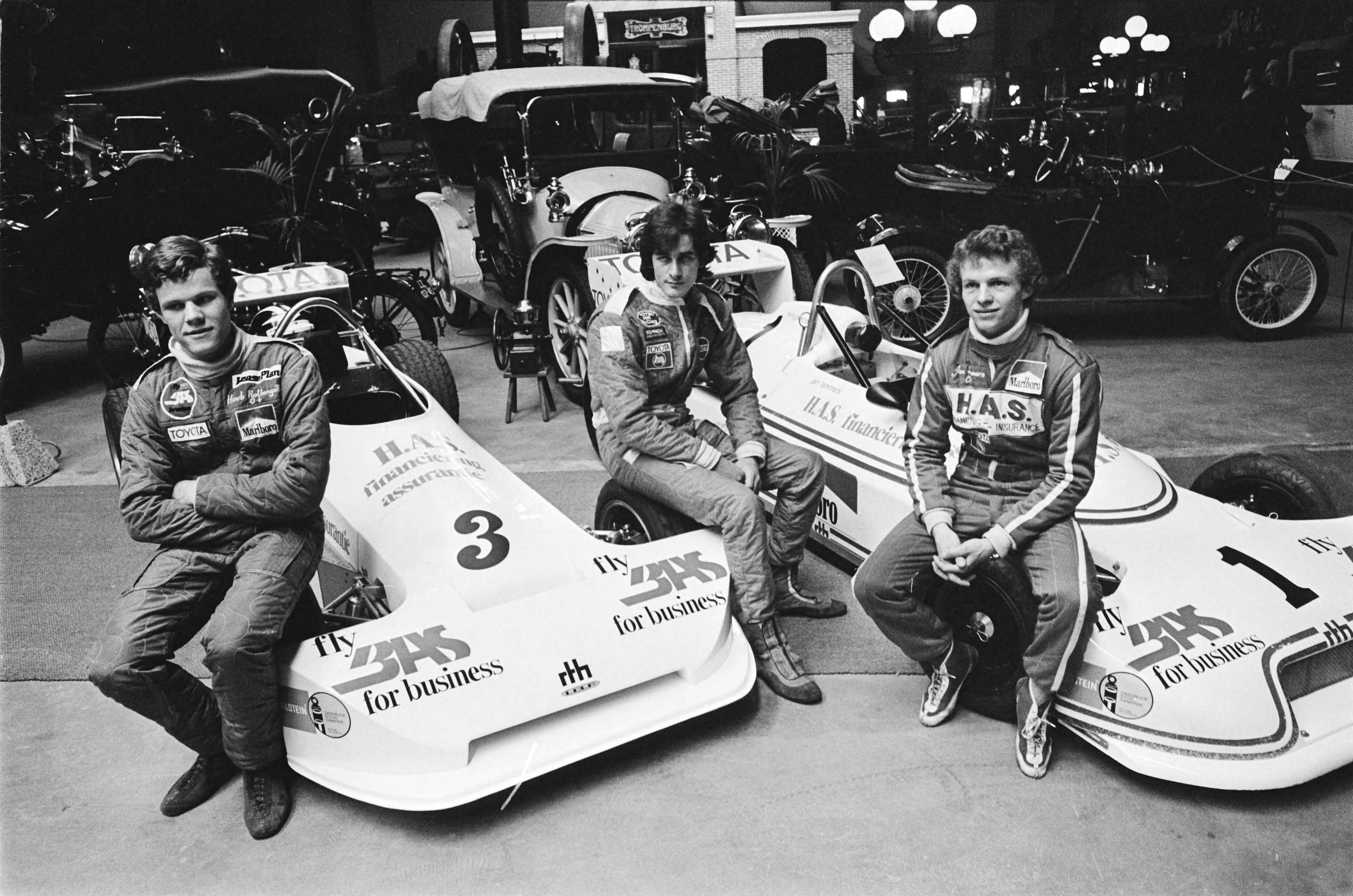 Fotocollectie Anefo — Racing Team Holland gepresenteerd in Nationaal Automobielmuseum in Leidschendam; v.l.n.r. Rothengarten, Luijendijk en Lammers — Foto: Verhoeff, Bert / Anefo. Licentie: Set B: Rechtenvrij / Publiek Domein. Bron: Nationaal Archief. http://hdl.handle.net/10648/acad8f0e-d0b4-102d-bcf8-003048976d84