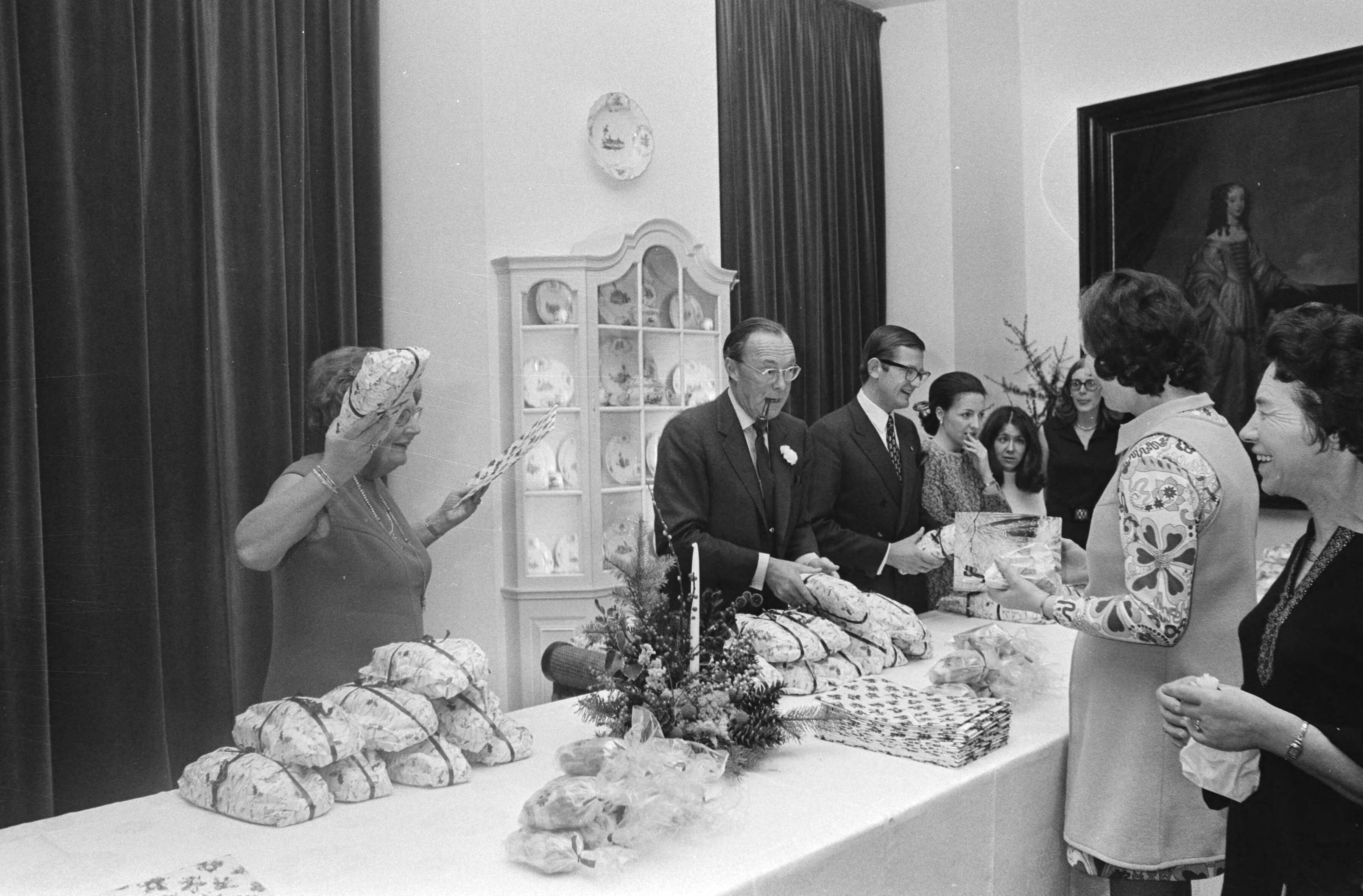 Fotocollectie Anefo — Koninklijk Huis houdt jaarlijks Kerstfeest voor personeel op Huis ten Bosch Den Haag; HM, bernhard, Pieter, Margriet, Christina delen kerstbrood — Foto: Mieremet, Rob / Anefo. Licentie: Set B: Rechtenvrij / Publiek Domein. Bron: Nationaal Archief. http://hdl.handle.net/10648/abae2762-d0b4-102d-bcf8-003048976d84