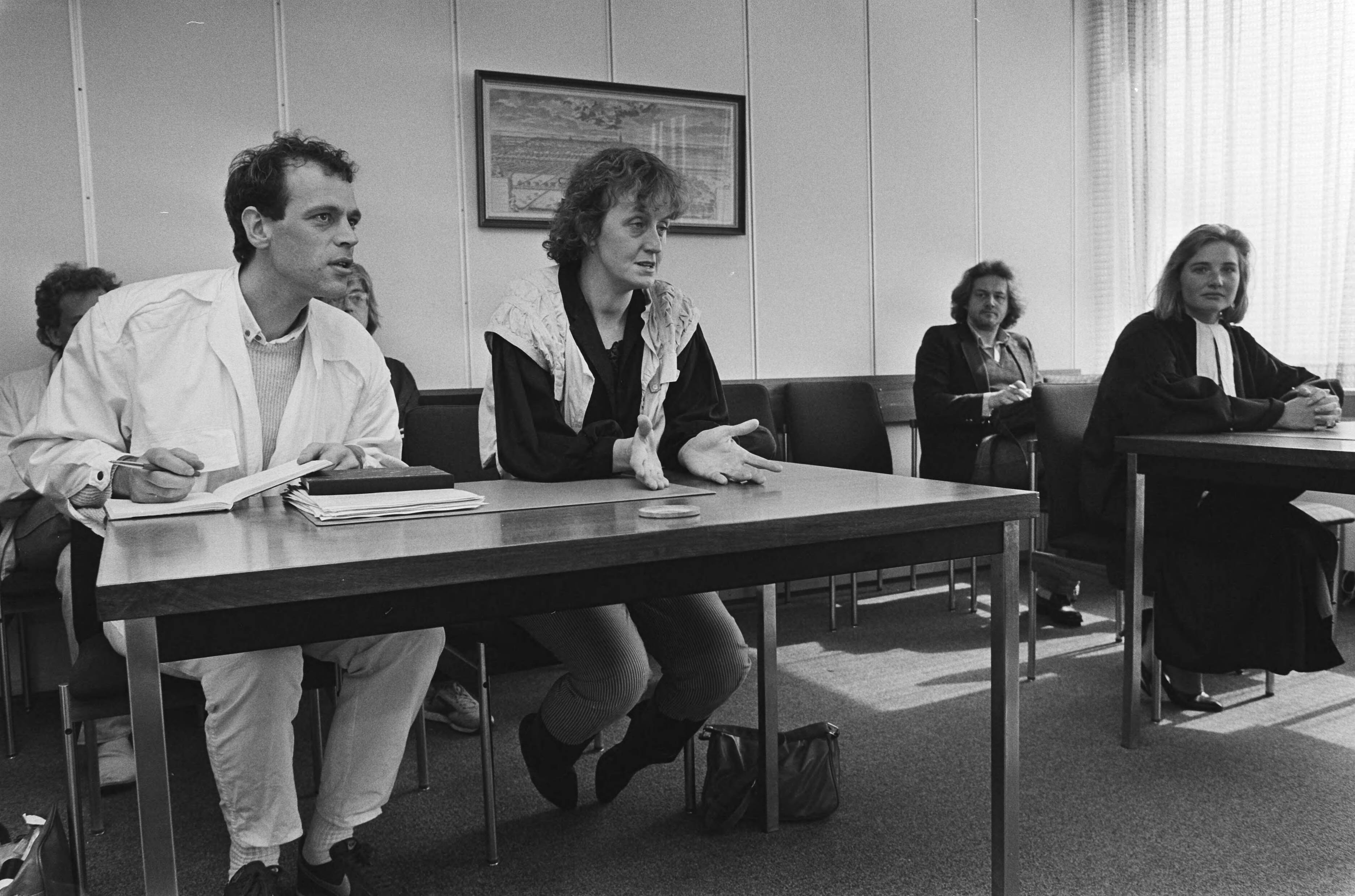 Fotocollectie Anefo — Den Haag; uitspraak in kort geding dat ouders (uit commune) hadden aangespannen om hun kinderen te mogen bezoeken — Foto: Bogaerts, Rob / Anefo. Licentie: Set B: Rechtenvrij / Publiek Domein. Bron: Nationaal Archief. http://hdl.handle.net/10648/ad460ea0-d0b4-102d-bcf8-003048976d84