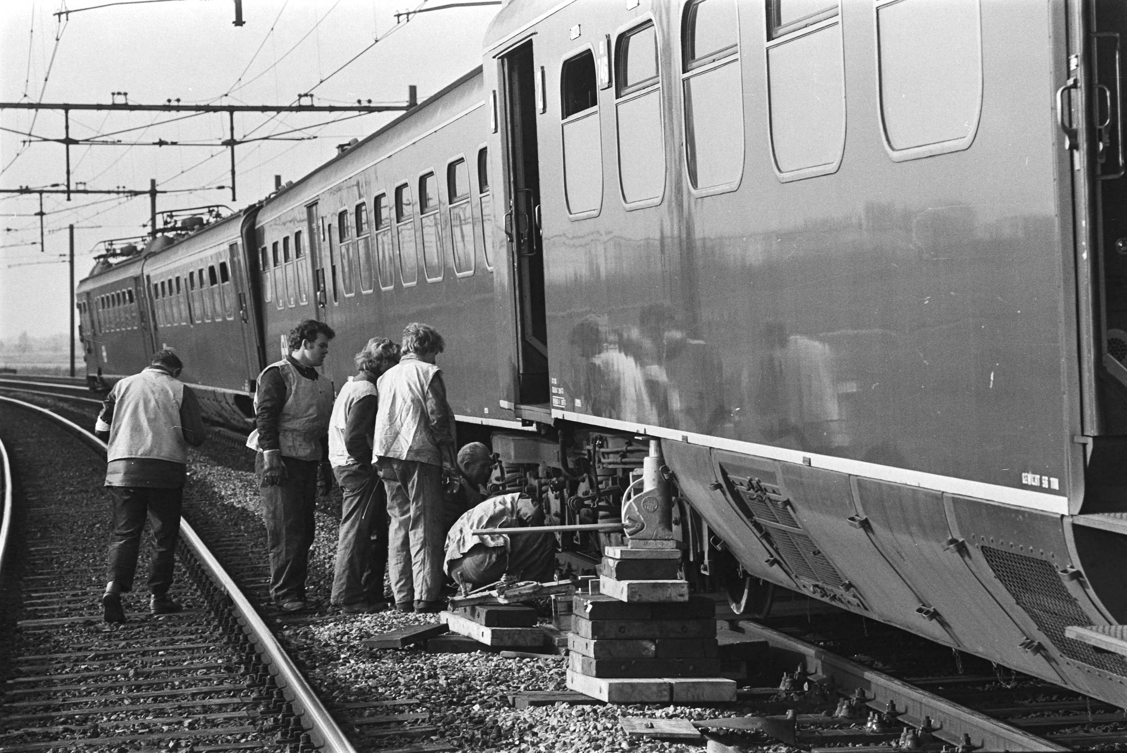 Fotocollectie Anefo — Trein is ontspoord tussen Utrecht en Rotterdam bij Gouda; werklieden bezig met herstellen van schade aan trein en spoorbaan — Foto: Evers, Joost / Anefo. Licentie: Set B: Rechtenvrij / Publiek Domein. Bron: Nationaal Archief. http://hdl.handle.net/10648/aba9e288-d0b4-102d-bcf8-003048976d84