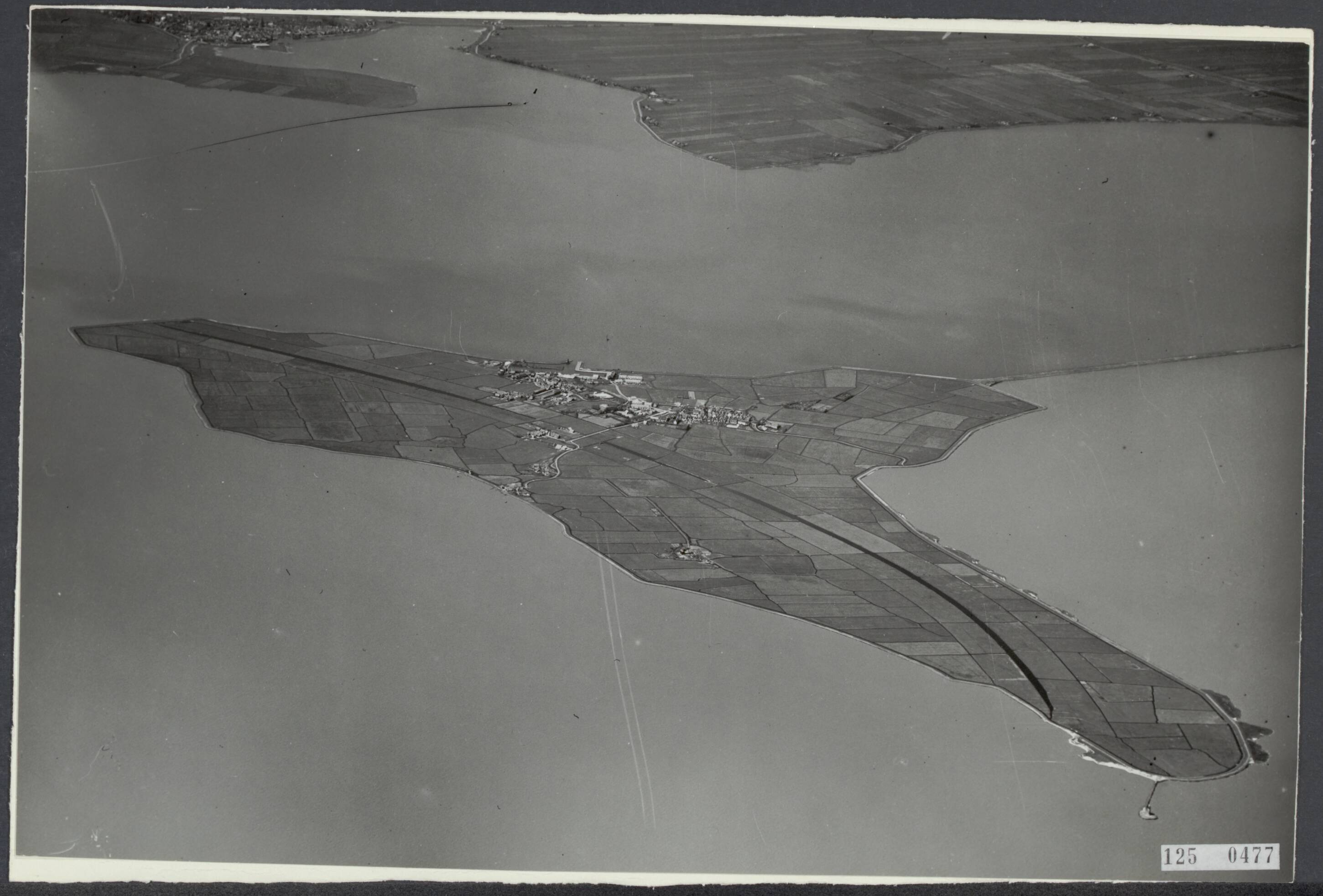 Markerwaard [RVD] — Luchtopname. Marken — Foto: KLM Aerocarto / Rechtenvrij. Licentie: Set B: Rechtenvrij / Publiek Domein. Bron: Nationaal Archief. http://hdl.handle.net/10648/af368708-d0b4-102d-bcf8-003048976d84