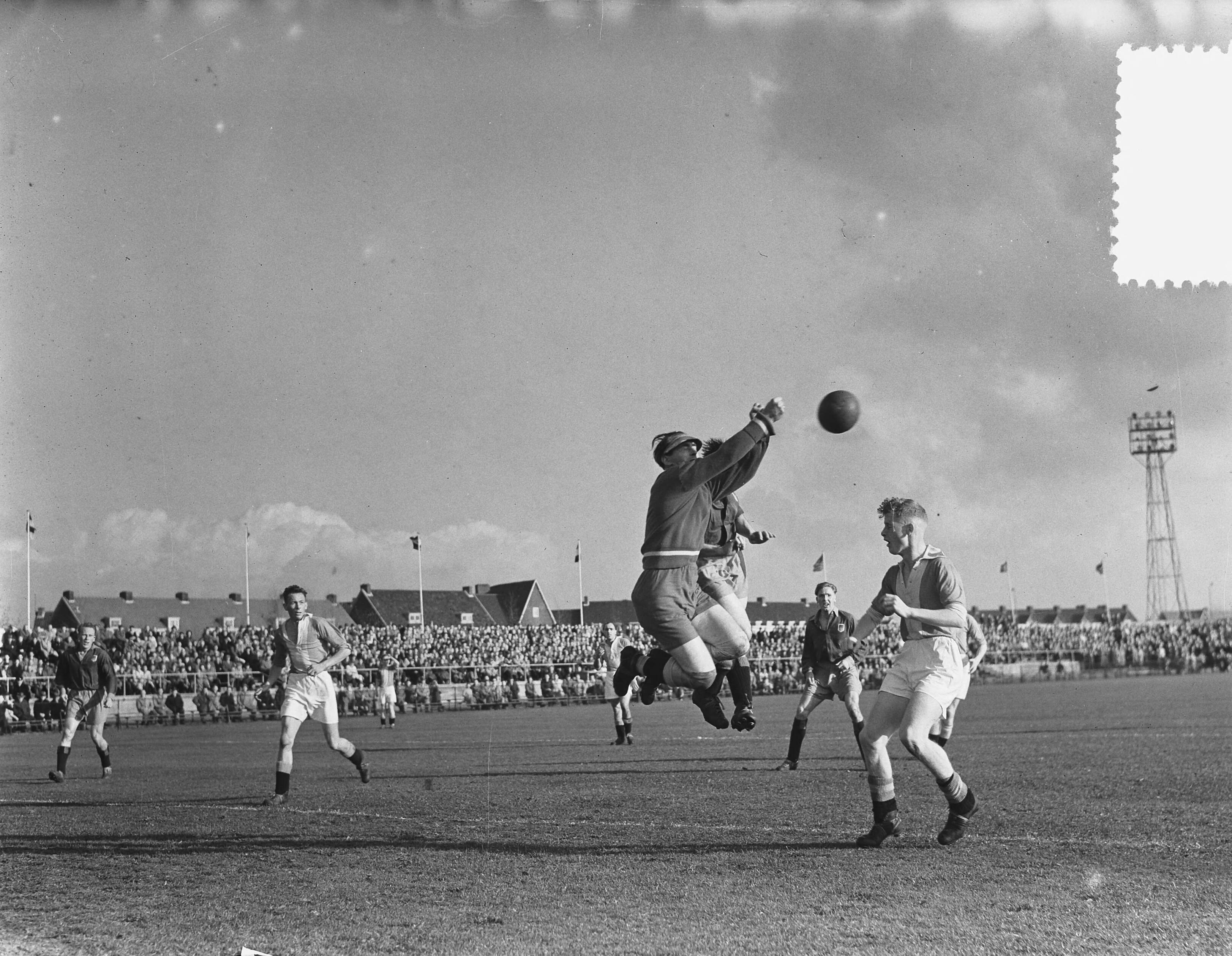 Fotocollectie Anefo — Voetbal. Haarlem tegen Go Ahead 3-2. Spelmoment voor het doel van Go Ahead — Foto: Noske, J.D. / Anefo. Licentie: Set B: Rechtenvrij / Publiek Domein. Bron: Nationaal Archief. http://hdl.handle.net/10648/a90204d4-d0b4-102d-bcf8-003048976d84