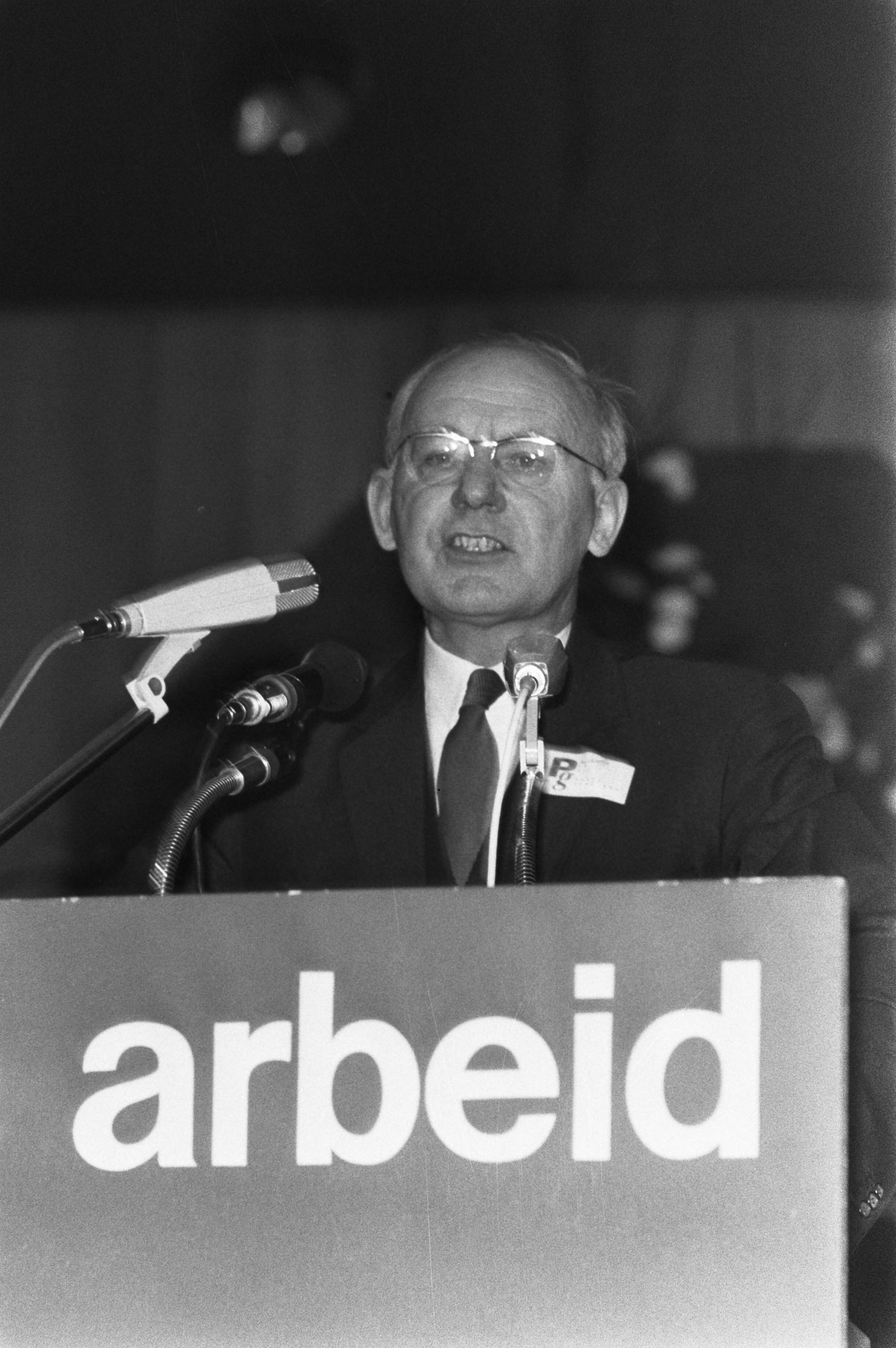 Fotocollectie Anefo — PVDA-congres Groningen. Vondeling aan het woord — Foto: Evers, Joost / Anefo. Licentie: Set B: Rechtenvrij / Publiek Domein. Bron: Nationaal Archief. http://hdl.handle.net/10648/ab8970c0-d0b4-102d-bcf8-003048976d84