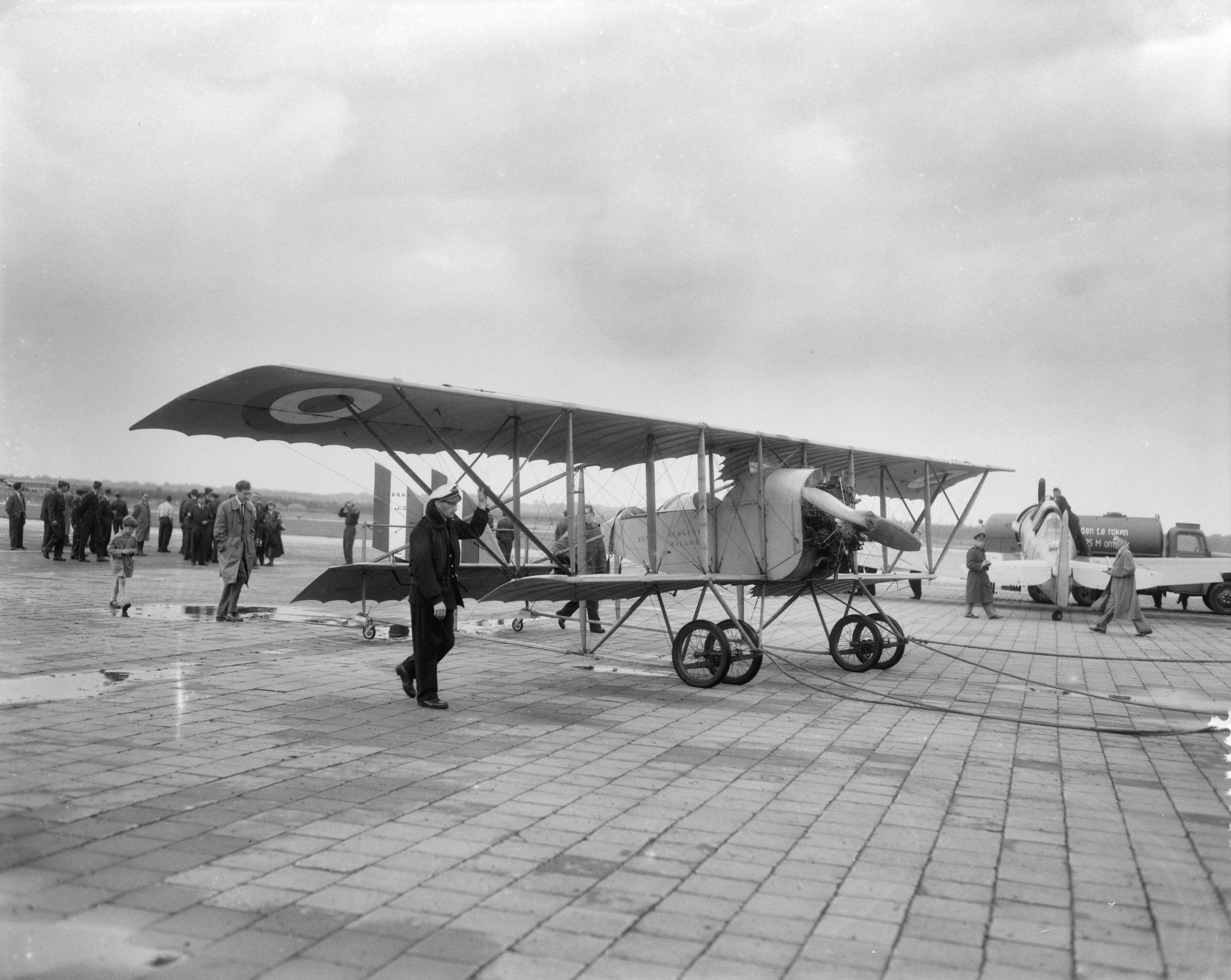 Fotocollectie Anefo — Generale repetitie van het vliegfeest op Soesterberg. Frans vliegtuig Caudron G3 uit de eerste wereldoorlog — Foto: Pot, Harry / Anefo. Licentie: Set B: Rechtenvrij / Publiek Domein. Bron: Nationaal Archief. http://hdl.handle.net/10648/a97fb65e-d0b4-102d-bcf8-003048976d84