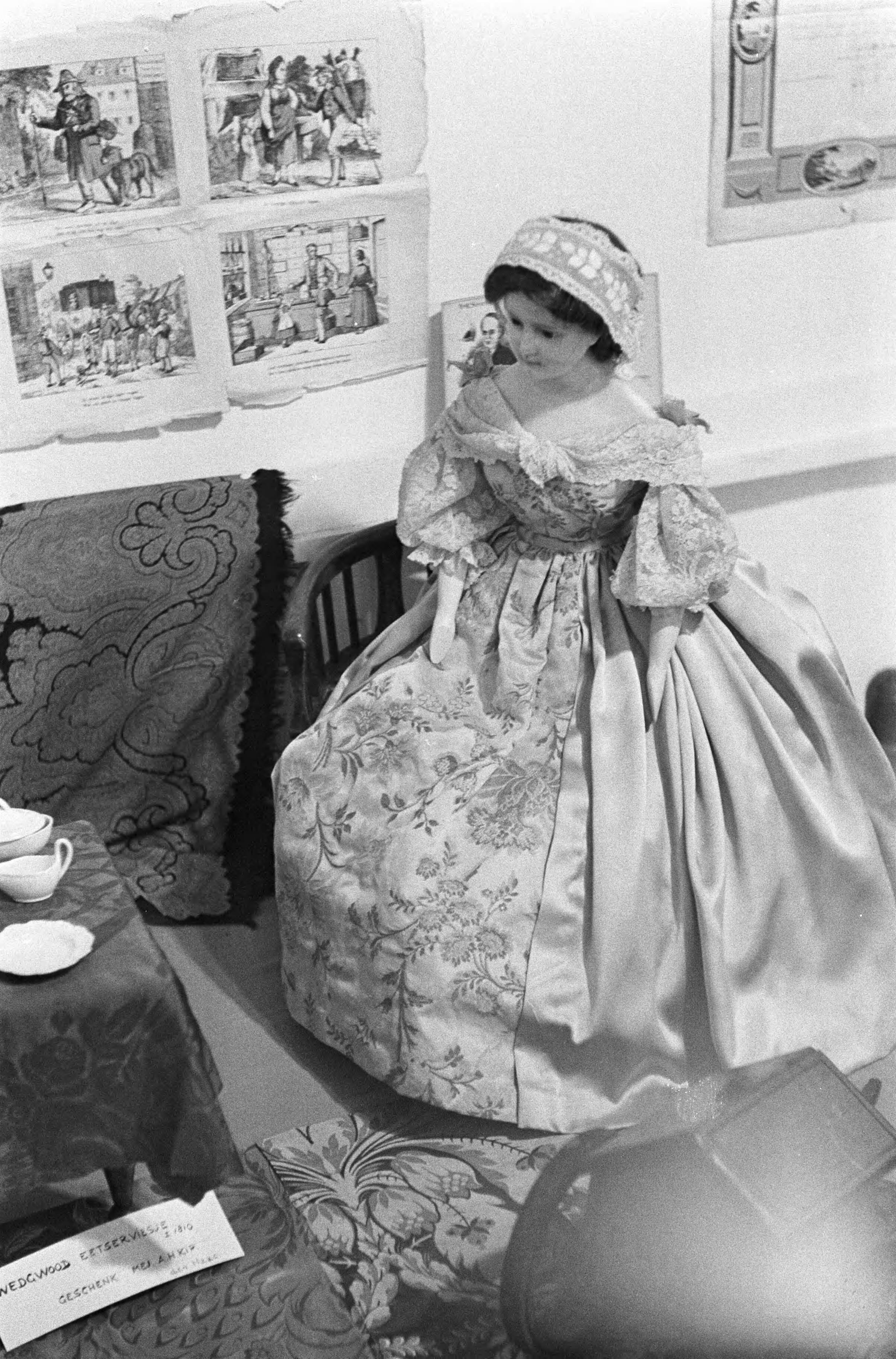 Fotocollectie Anefo — Tentoonstelling Antieke trant in Kinderland te Den Haag , oma en kleinkind bekijken speelgoed — Foto: Voets, Jan / Anefo. Licentie: Set B: Rechtenvrij / Publiek Domein. Bron: Nationaal Archief. http://hdl.handle.net/10648/aaf6aeca-d0b4-102d-bcf8-003048976d84