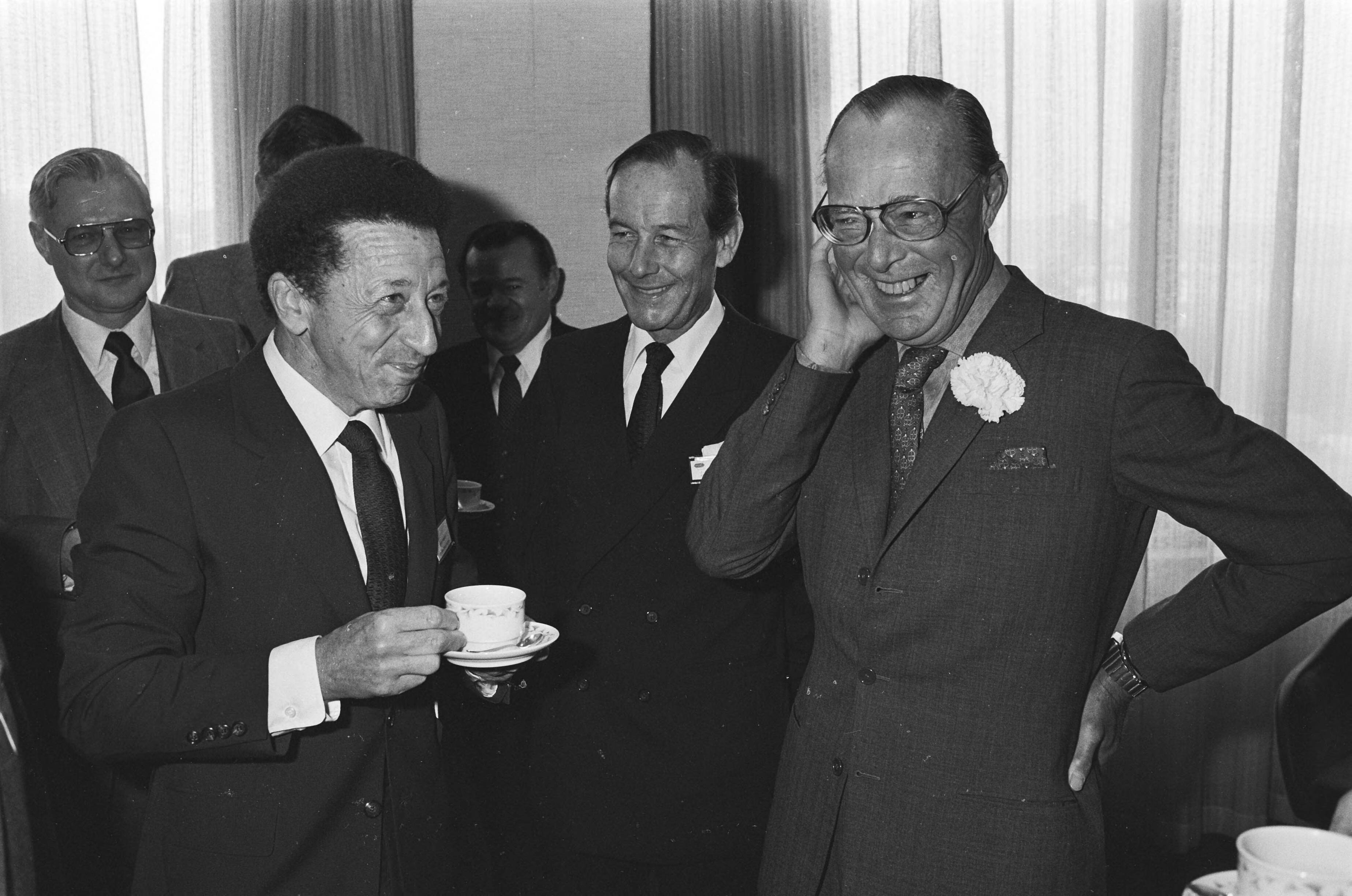 Prins Bernhard opende in Okura Hotel in Amsterdam het 10e Int. Luchtvracht Forum — drs. S. Orlandini (l) met Prins Bernhard (r) — Foto: Pereira, Fernando / Anefo. Licentie: Set B: Rechtenvrij / Publiek Domein. Bron: Nationaal Archief. http://hdl.handle.net/10648/ace968ee-d0b4-102d-bcf8-003048976d84