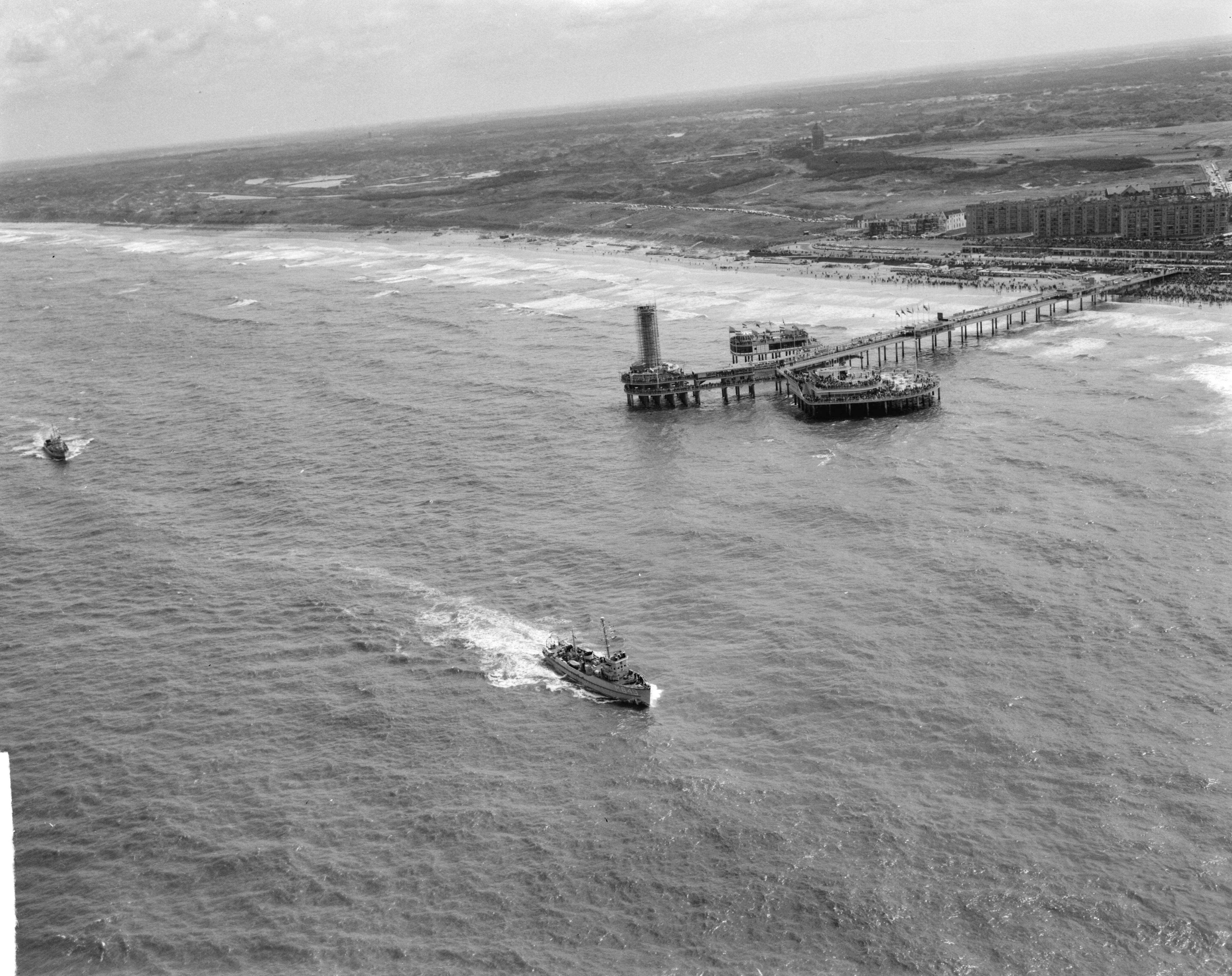 Fotocollectie Anefo — Vlootschouw bij Scheveningen (luchtopnamen) — Foto: Rossem, Wim van / Anefo. Licentie: Set B: Rechtenvrij / Publiek Domein. Bron: Nationaal Archief. http://hdl.handle.net/10648/a9db84ca-d0b4-102d-bcf8-003048976d84