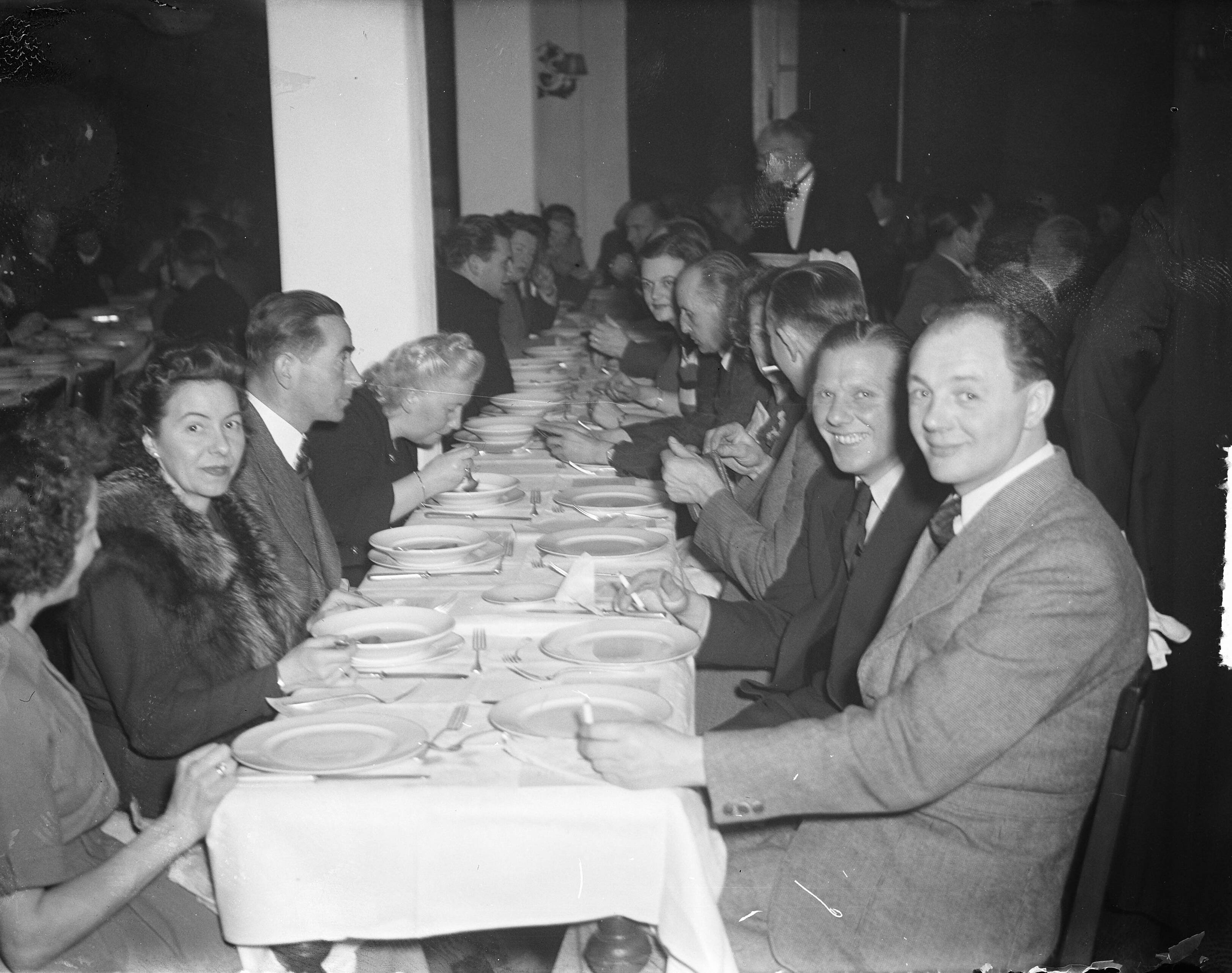 Fotocollectie Anefo — Openingsrit RAC tegen West. Diner Zandvoort — Foto: Averink, […] / Anefo. Licentie: Set B: Rechtenvrij / Publiek Domein. Bron: Nationaal Archief. http://hdl.handle.net/10648/a8c145fc-d0b4-102d-bcf8-003048976d84