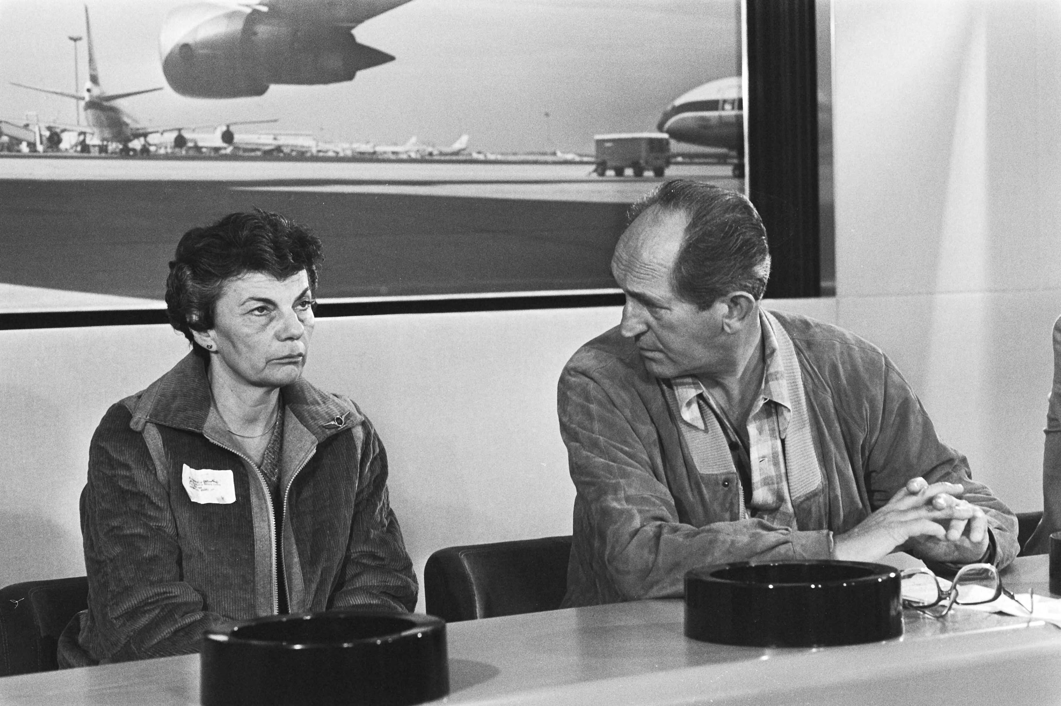 Fotocollectie Anefo — Nederlands echtpaar Karelse terug in Nederland na cruise "Prinsendam" die in brand raakte, 13A en 14A echtpaar Karelse op Schiphol — Foto: Pereira, Fernando / Anefo. Licentie: Set B: Rechtenvrij / Publiek Domein. Bron: Nationaal Archief. http://hdl.handle.net/10648/acea23c4-d0b4-102d-bcf8-003048976d84