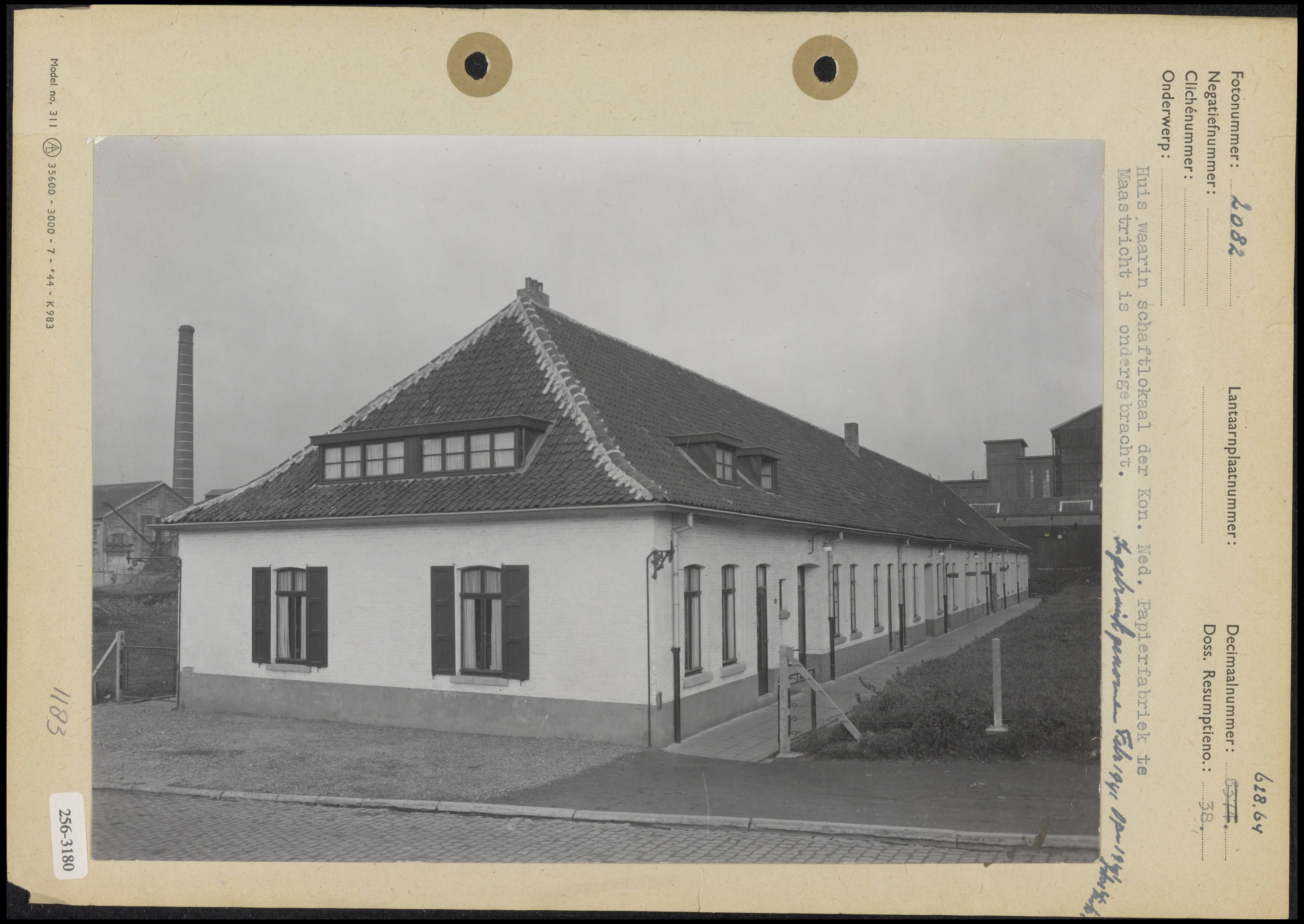 Personeelsvoorzieningen KNP Maastricht — Gebouw met het schaftlokaal van de Koninlijke Nederlandse Papierfabriek te Maastricht; in gebruik genomen in februari 1941 — Foto: Onbekend / Publiek Domein of Rechtenvrij. Licentie: Set B: Rechtenvrij / Publiek Domein. Bron: Nationaal Archief. http://hdl.handle.net/10648/b015d71e-d0b4-102d-bcf8-003048976d84