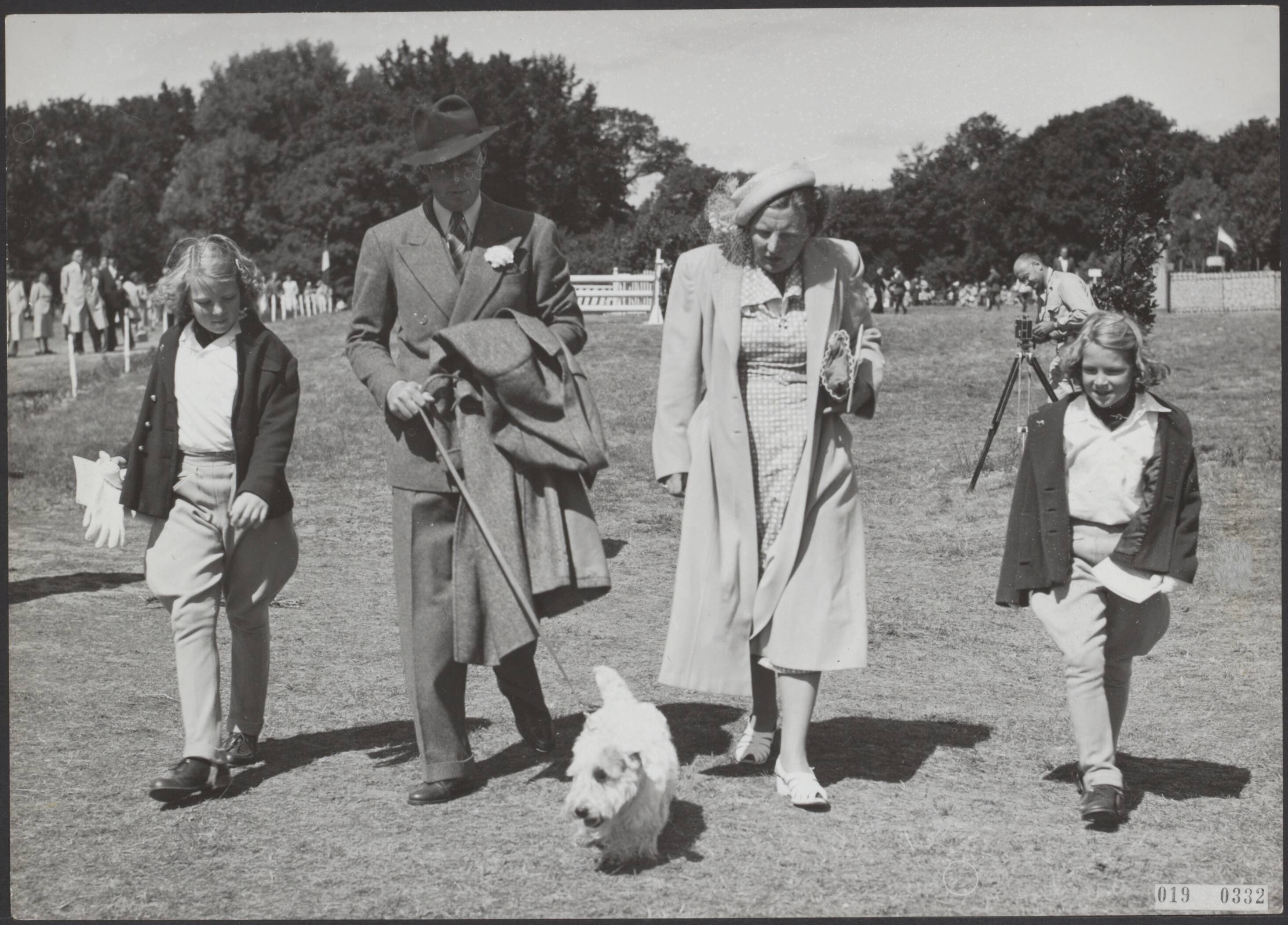 Fotocollectie Elsevier Binnenland — Geen bijschrift [Koningin Juliana, prins Bernhard en de prinsessen Beatrix en Irene met een witte hond op het terrein van een paardensportevenement, de prinsessen zijn in rijkleding. Waarschijnlijk Nationaal Jeugdruiterdag 7 augustus 1949 te Heemstede] — Foto: Nederlandsch Fotobureau. Licentie: Set B: Rechtenvrij / Publiek Domein. Bron: Nationaal Archief. http://hdl.handle.net/10648/adc633e6-d0b4-102d-bcf8-003048976d84