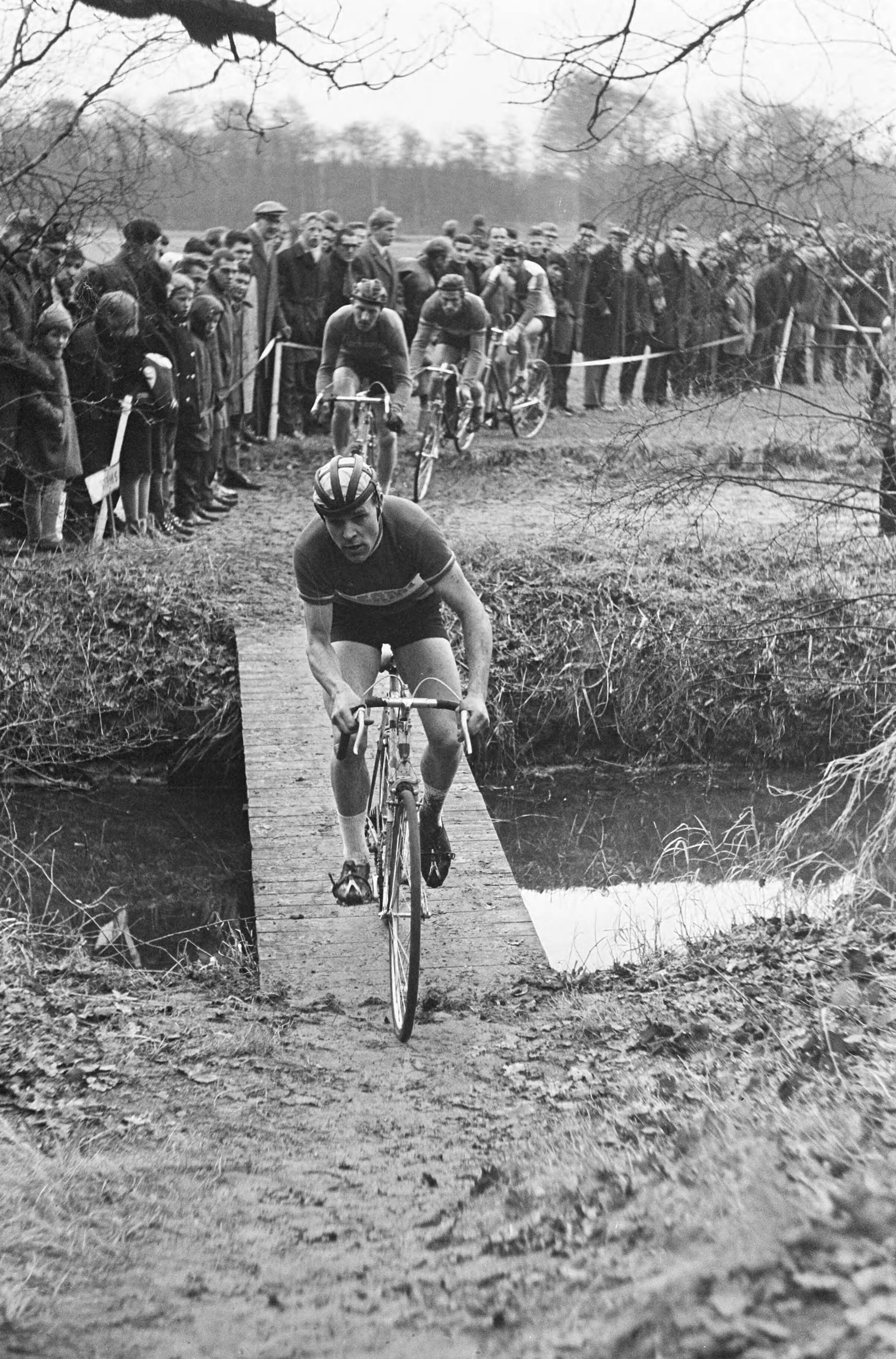 Fotocollectie Anefo — Cycle-cross "Katerkoers" in sportpark Duinhorst te Wassenaar, Cor Rutgers in actie (winnaar) — Foto: Koch, Eric / Anefo. Licentie: Set B: Rechtenvrij / Publiek Domein. Bron: Nationaal Archief. http://hdl.handle.net/10648/aa8b775e-d0b4-102d-bcf8-003048976d84