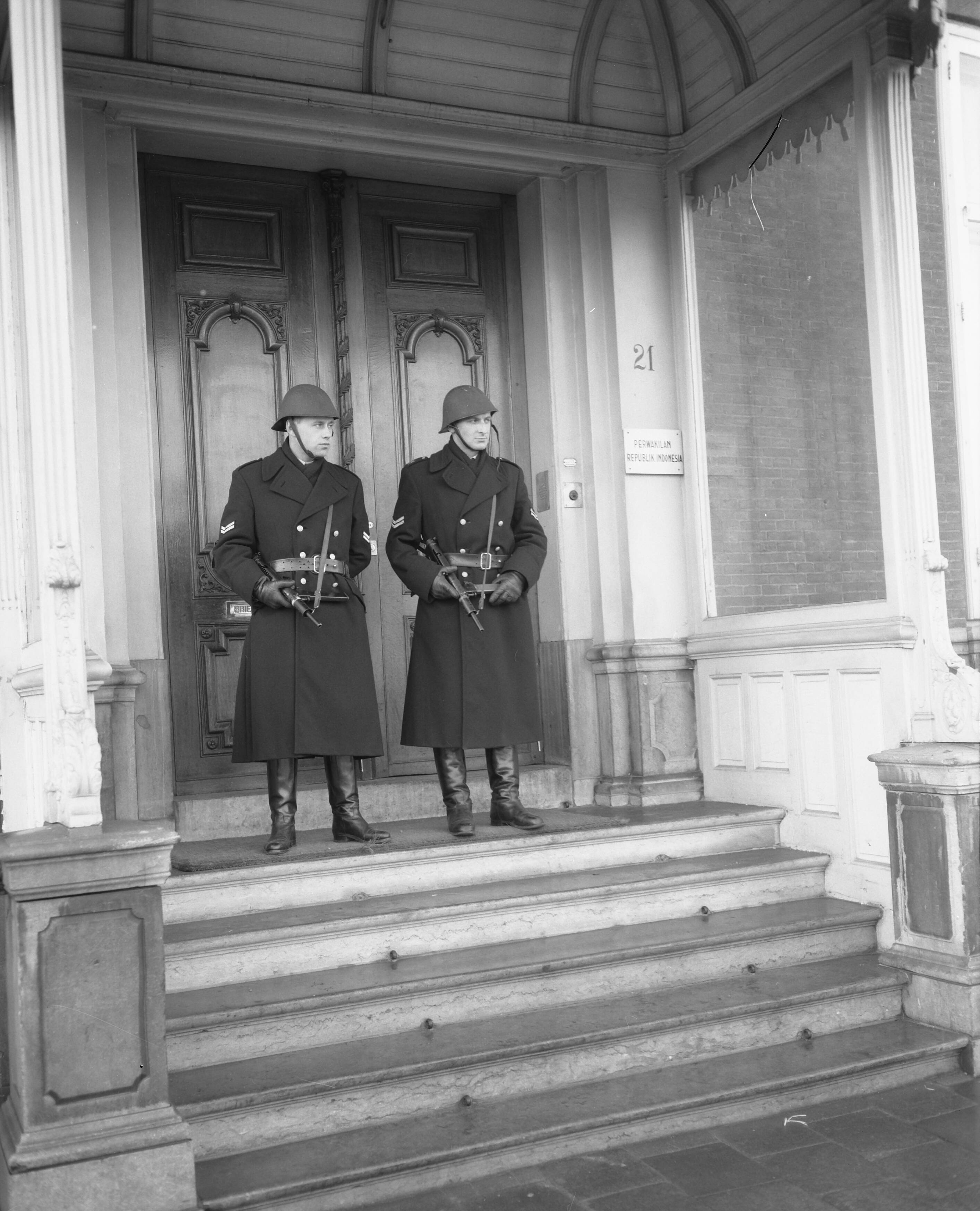 Fotocollectie Anefo — Politiebewaking voor het gebouw van de Indonesische diplomatieke vertegenwoordiging te Den Haag — Foto: Bilsen, Joop van / Anefo. Licentie: Set B: Rechtenvrij / Publiek Domein. Bron: Nationaal Archief. http://hdl.handle.net/10648/a9701d66-d0b4-102d-bcf8-003048976d84