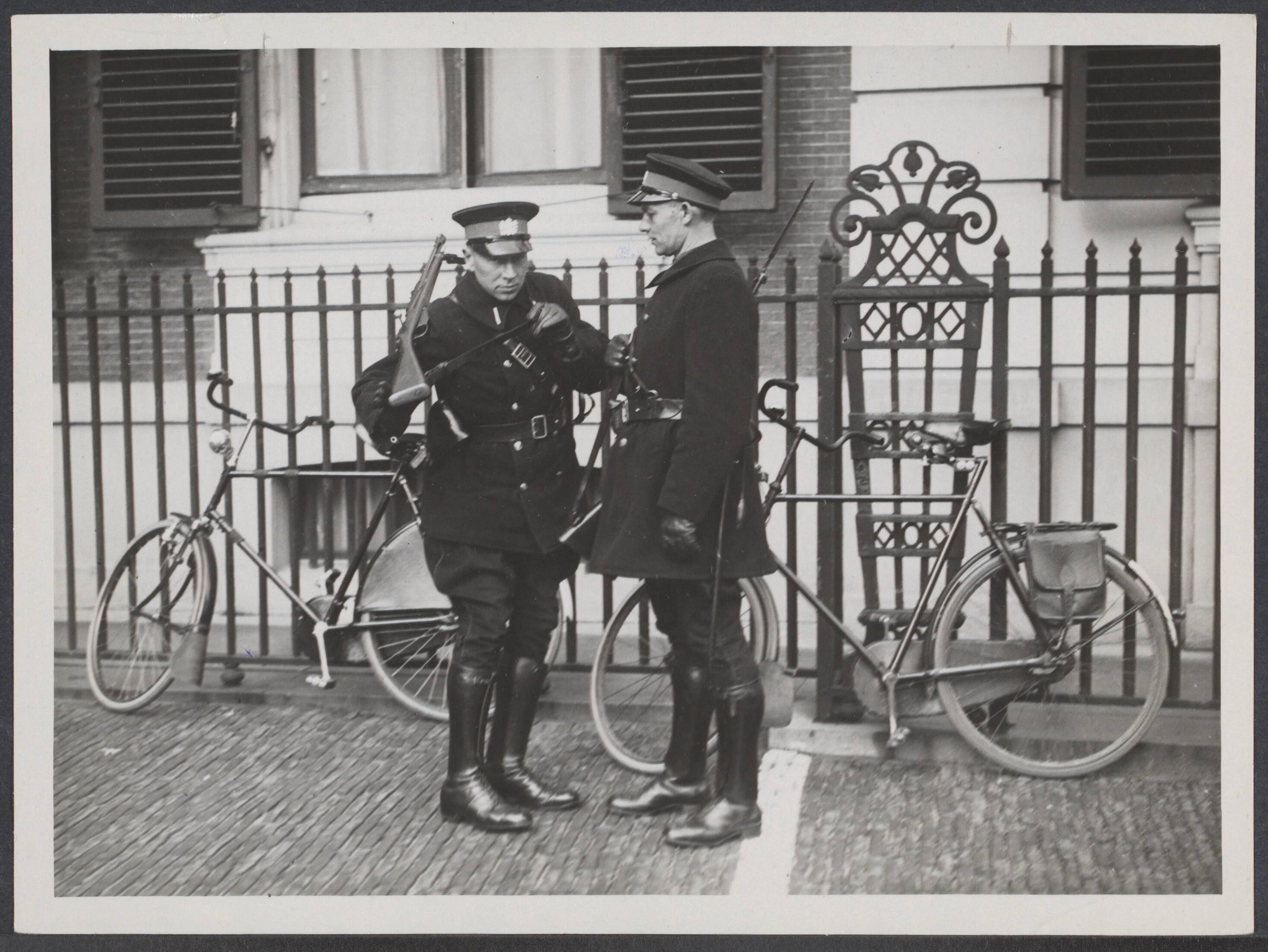 Mobilisatie; voorgeschiedenis W.O.II enz. - Nederland — Den Haag. Bewaking van de regeringsgebouwen. De wacht voor het departement van Algemene Zaken wrodt afgelost — Foto: N.V. Vereenigde Fotobureaux. Licentie: Set B: Rechtenvrij / Publiek Domein. Bron: Nationaal Archief. http://hdl.handle.net/10648/f3a8530d-dc9b-17cc-a3f0-7ff009e05835
