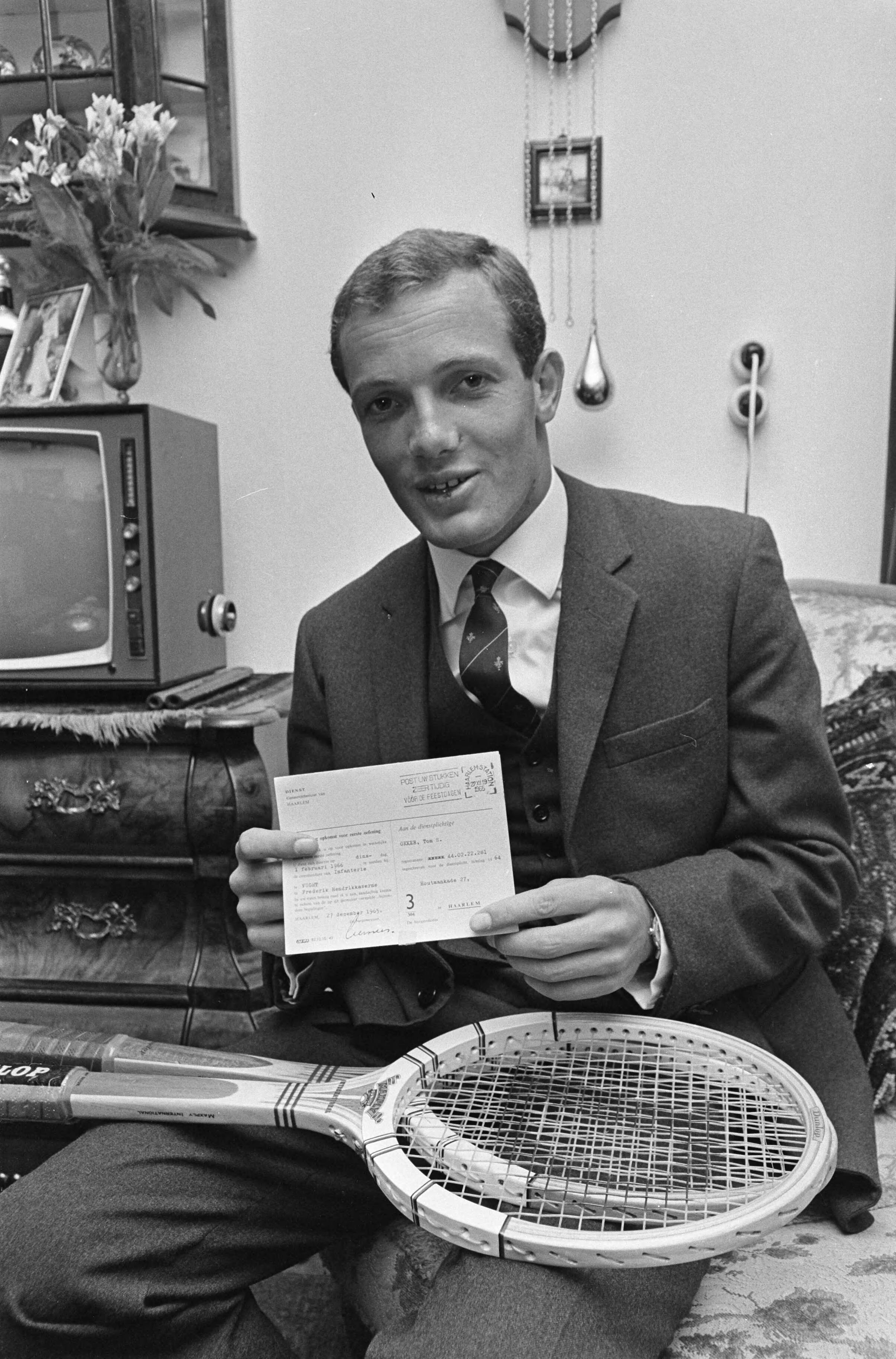 Fotocollectie Anefo — Tom Okker in militaire dienst, hier laat hij zijn oproep zien voor dienst — Foto: Kroon, Ron / Anefo. Licentie: Set B: Rechtenvrij / Publiek Domein. Bron: Nationaal Archief. http://hdl.handle.net/10648/aad8dddc-d0b4-102d-bcf8-003048976d84
