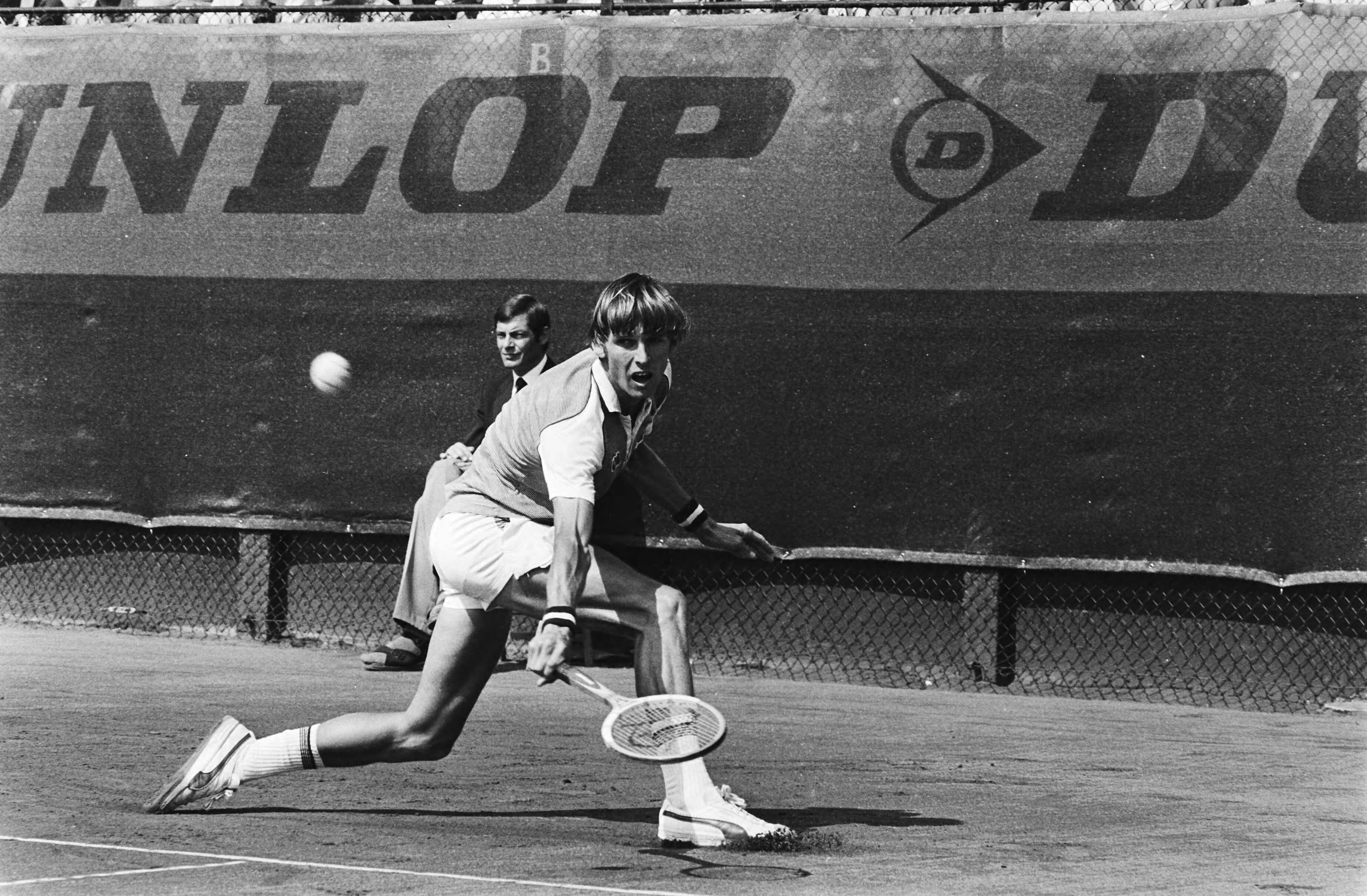 Nationale tenniskampioenschappen te Scheveningen — Louk Sanders in aktie — Foto: Antonisse, Marcel / Anefo. Licentie: Set B: Rechtenvrij / Publiek Domein. Bron: Nationaal Archief. http://hdl.handle.net/10648/ace5d0da-d0b4-102d-bcf8-003048976d84