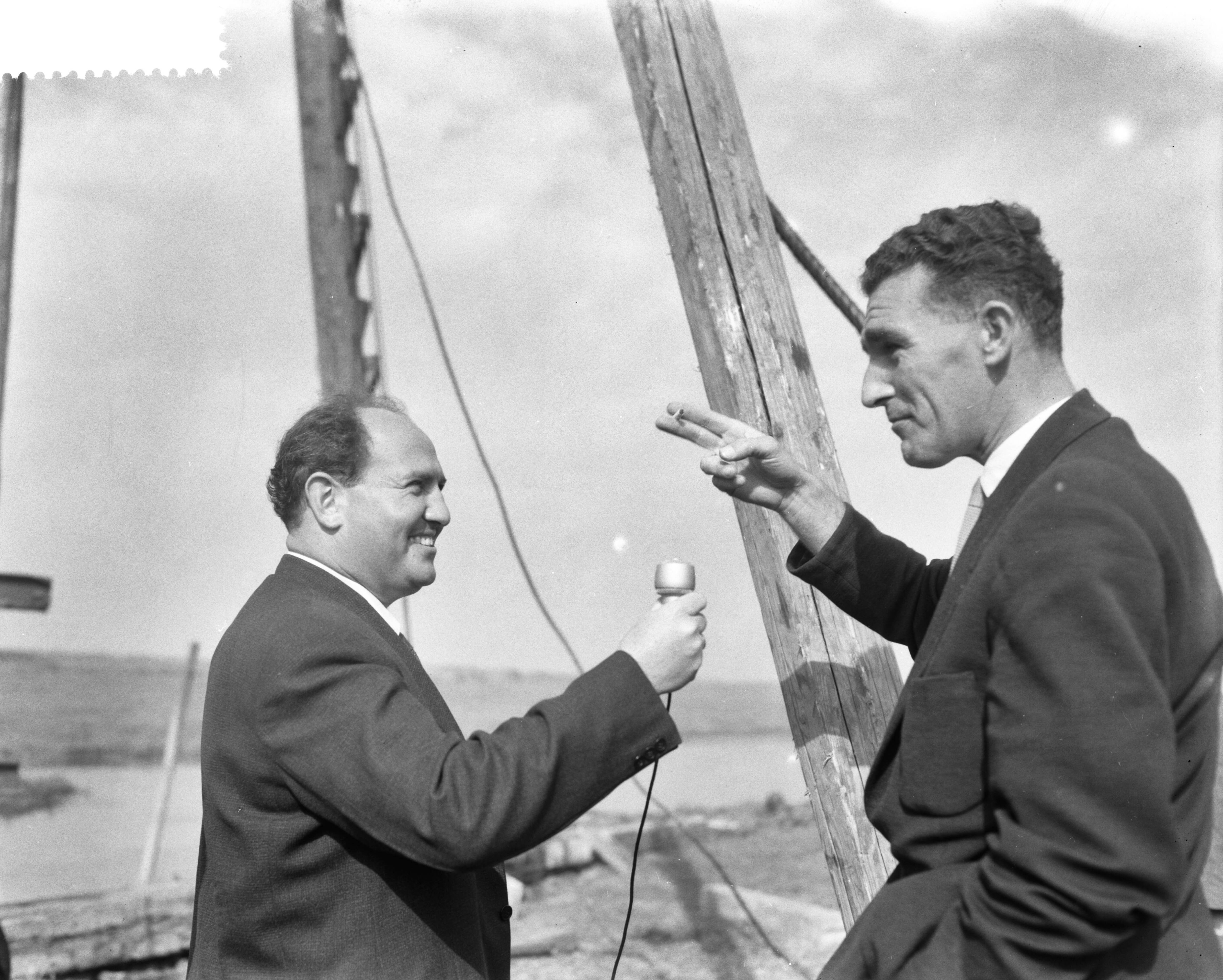 Fotocollectie Anefo — Het "Ding" in Wormer (gat in weiland). Links radioverslaggever Henk van Stipriaan — Foto: Bilsen, Joop van / Anefo. Licentie: Set B: Rechtenvrij / Publiek Domein. Bron: Nationaal Archief. http://hdl.handle.net/10648/a99e5abe-d0b4-102d-bcf8-003048976d84