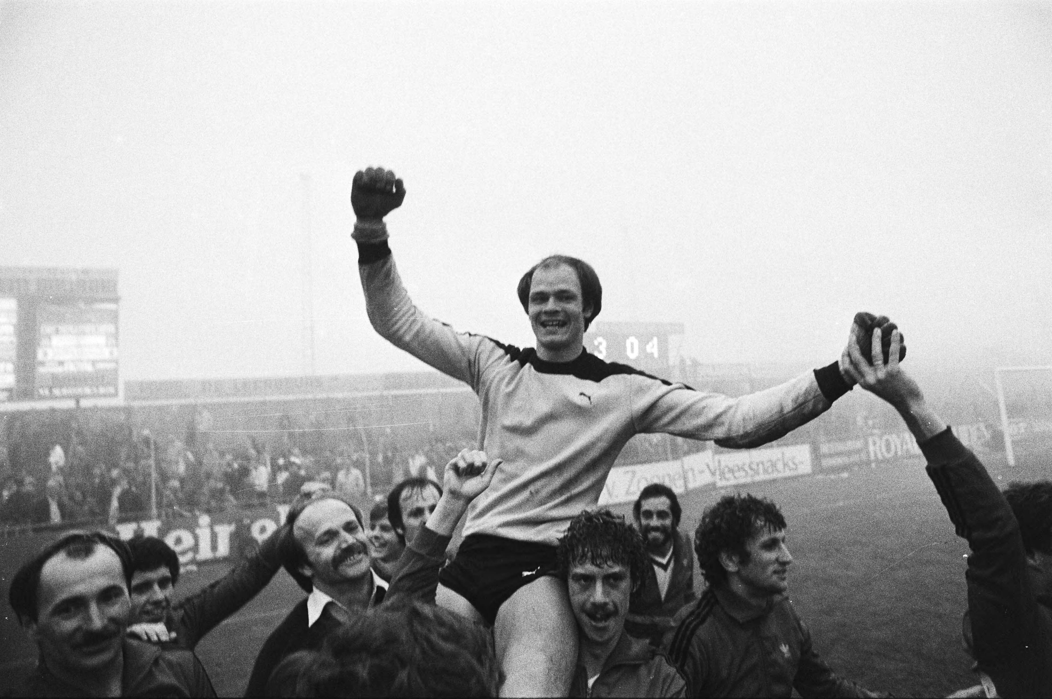 Fotocollectie Anefo — KNVB-beker Haarlem tegen Noordwijk 2-2, Noordwijk wint na strafschoppen; keeper Dick Dormunt van Noordwijk op de schouders na afloop — Foto: Suyk, Koen / Anefo. Licentie: Set B: Rechtenvrij / Publiek Domein. Bron: Nationaal Archief. http://hdl.handle.net/10648/acbdb2e4-d0b4-102d-bcf8-003048976d84