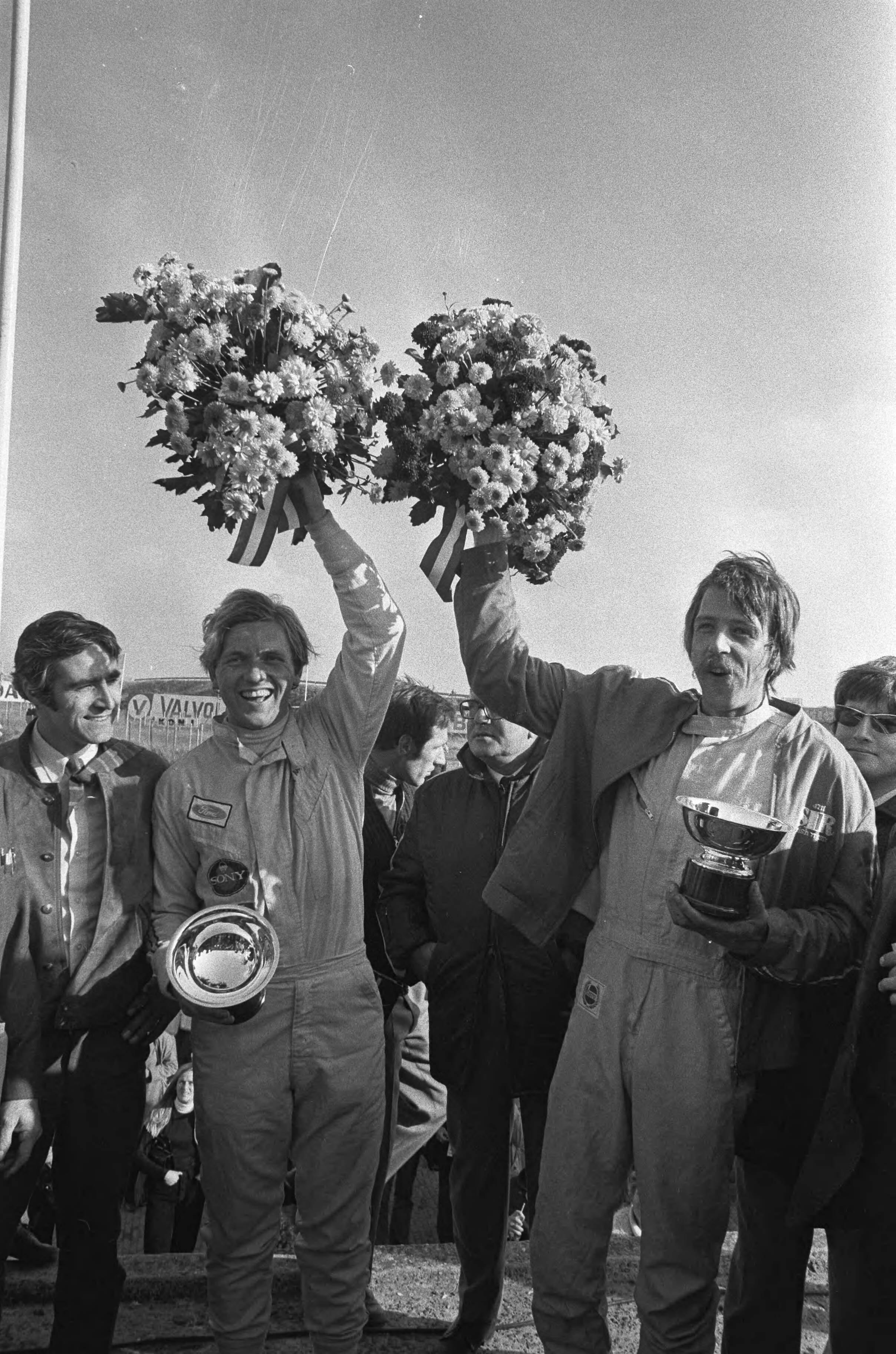 Fotocollectie Anefo — Autoraces Zandvoort, (l) H. Akersloot en (r) B. van de Sluis met krans — Foto: Mieremet, Rob / Anefo. Licentie: Set B: Rechtenvrij / Publiek Domein. Bron: Nationaal Archief. http://hdl.handle.net/10648/abd2bb04-d0b4-102d-bcf8-003048976d84