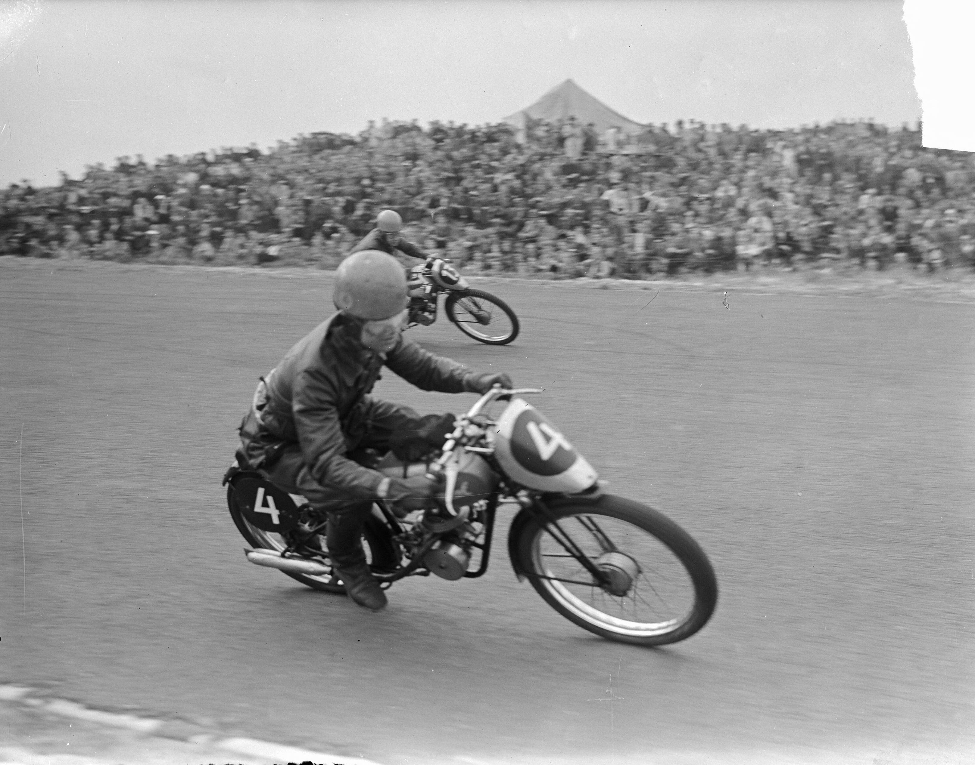 Fotocollectie Anefo — Motorraces Zandvoort motoren W4? — Foto: Noske, J.D. / Anefo. Licentie: Set B: Rechtenvrij / Publiek Domein. Bron: Nationaal Archief. http://hdl.handle.net/10648/a8c777ce-d0b4-102d-bcf8-003048976d84