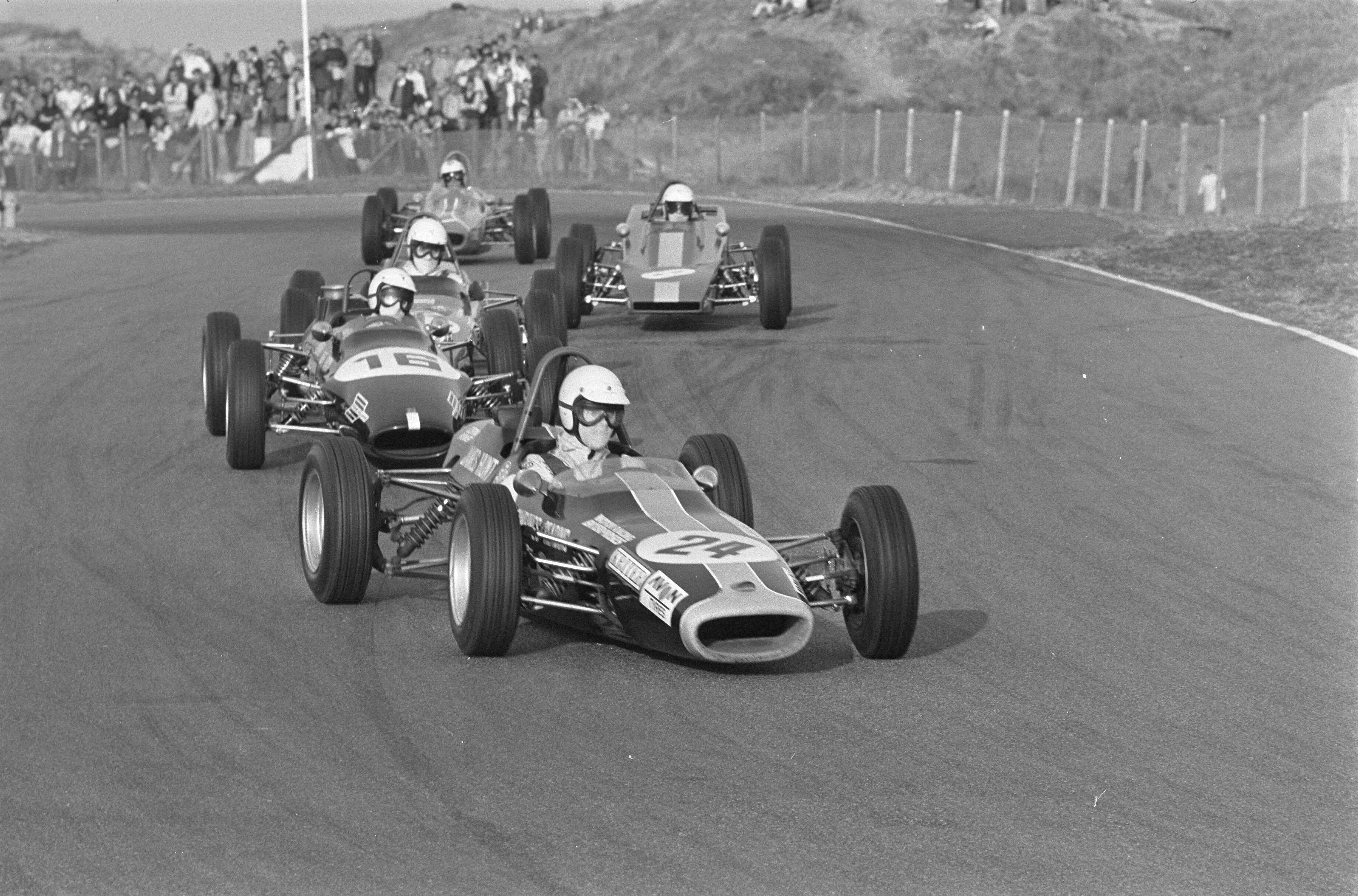 Fotocollectie Anefo — Autoraces op Circuit Zandvoort o.a. Formule Ford Race om de Kriter Trophy, finale Formule Ford Race, van onder naar boven, Hunt, Trimmer, Morgan, Bourgoigniel, — Foto: Evers, Joost / Anefo. Licentie: Set B: Rechtenvrij / Publiek Domein. Bron: Nationaal Archief. http://hdl.handle.net/10648/ab64a114-d0b4-102d-bcf8-003048976d84