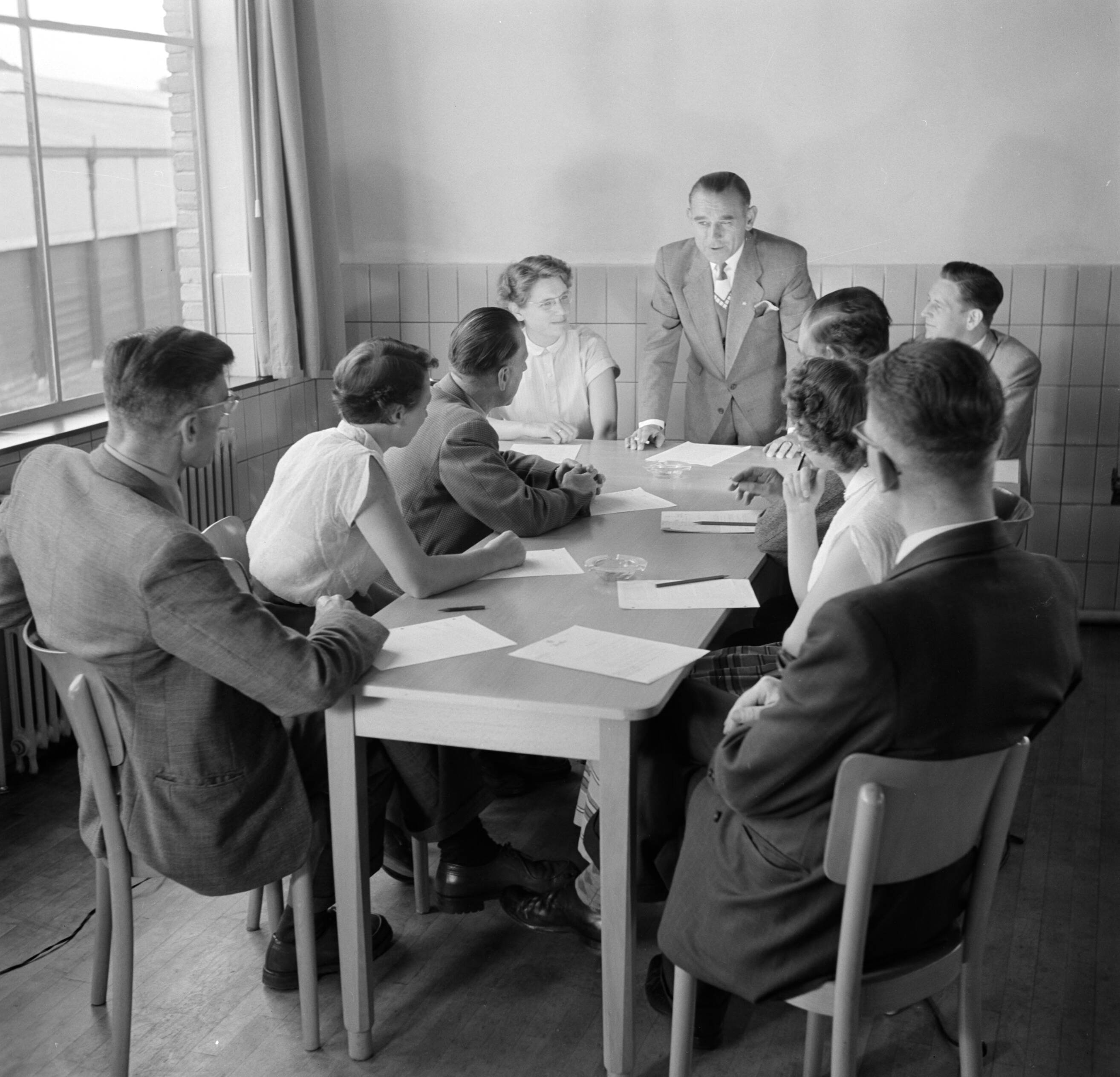 Reportage Kerko Haarlem — Bespreking met het personeel bij overhemdenbedrijf Kerko — Foto: Poll, Willem van de. Licentie: Set B: Rechtenvrij / Publiek Domein. Bron: Nationaal Archief. http://hdl.handle.net/10648/aecbd962-d0b4-102d-bcf8-003048976d84
