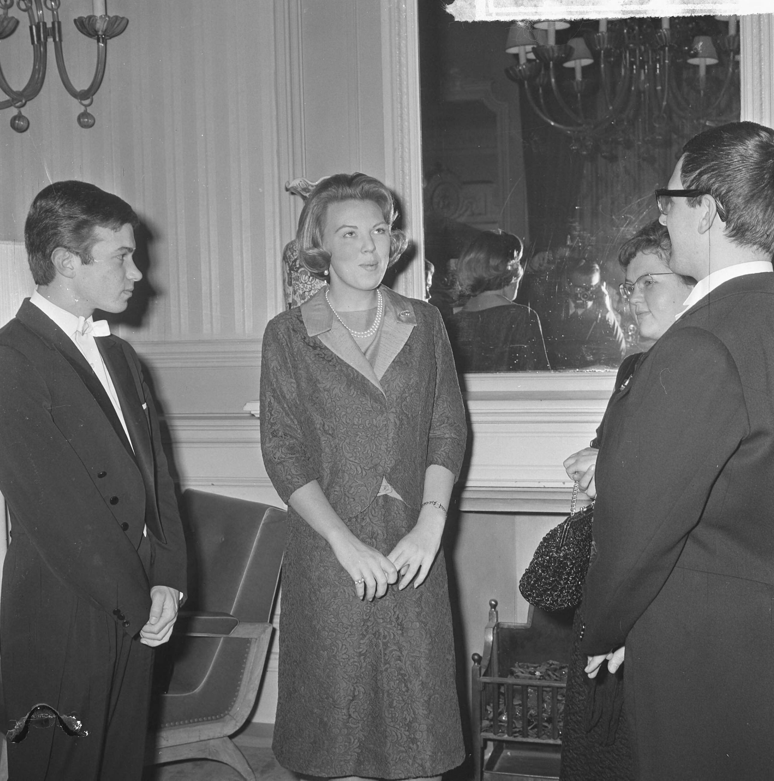 Fotocollectie Anefo — Prinses Beatrix heeft in de Kurzaal te Scheveningen de einduitvoering van het Koninklijk Conservatorium bijgewoond — Foto: Koch, Eric / Anefo. Licentie: Set B: Rechtenvrij / Publiek Domein. Bron: Nationaal Archief. http://hdl.handle.net/10648/aa881cc6-d0b4-102d-bcf8-003048976d84