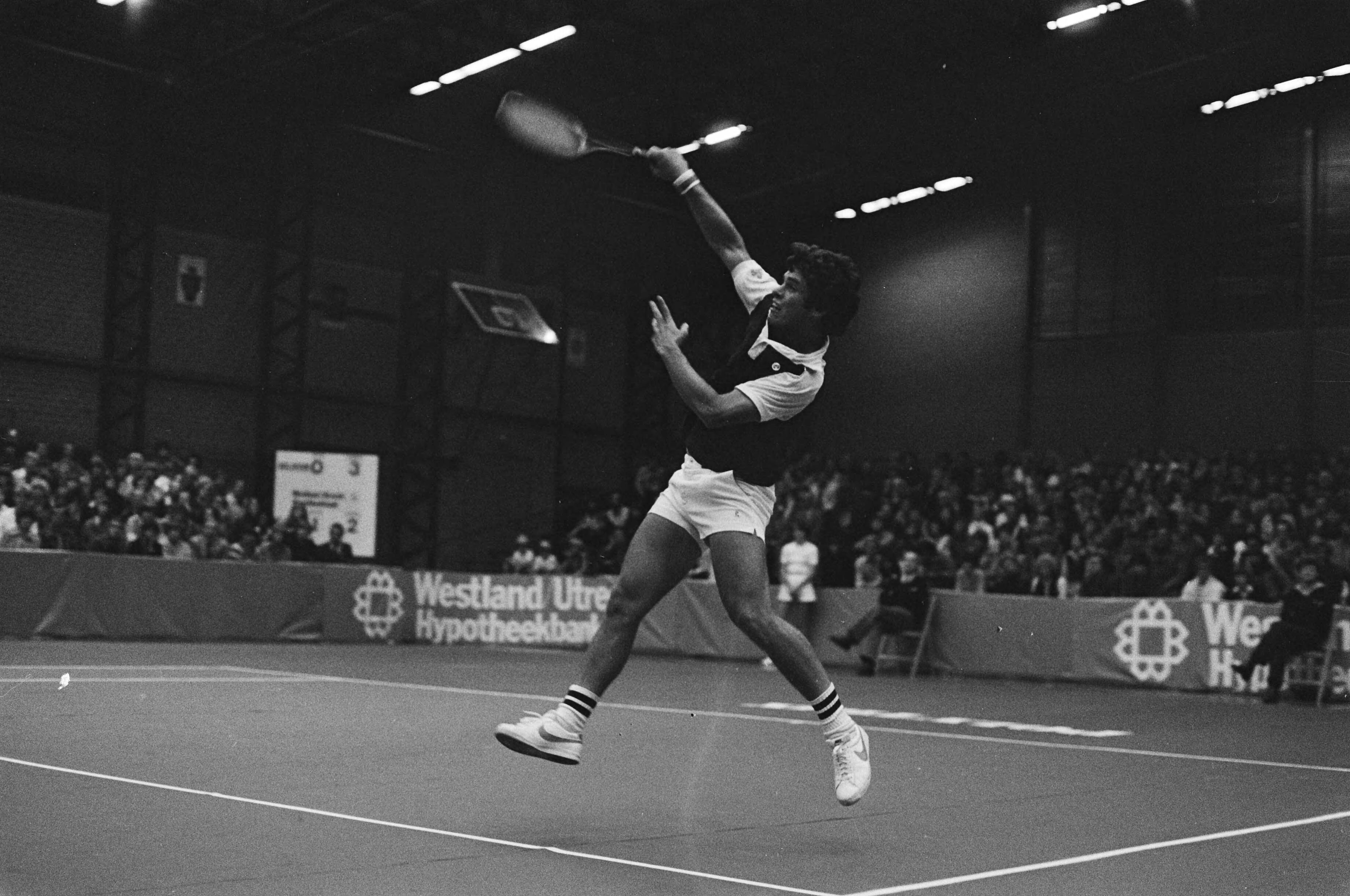 Fotocollectie Anefo — Westland/Utrecht Tennisbond (Haarlem); Gullikson in actie halve finale — Foto: Verhoeff, Bert / Anefo. Licentie: Set B: Rechtenvrij / Publiek Domein. Bron: Nationaal Archief. http://hdl.handle.net/10648/acbe16bc-d0b4-102d-bcf8-003048976d84