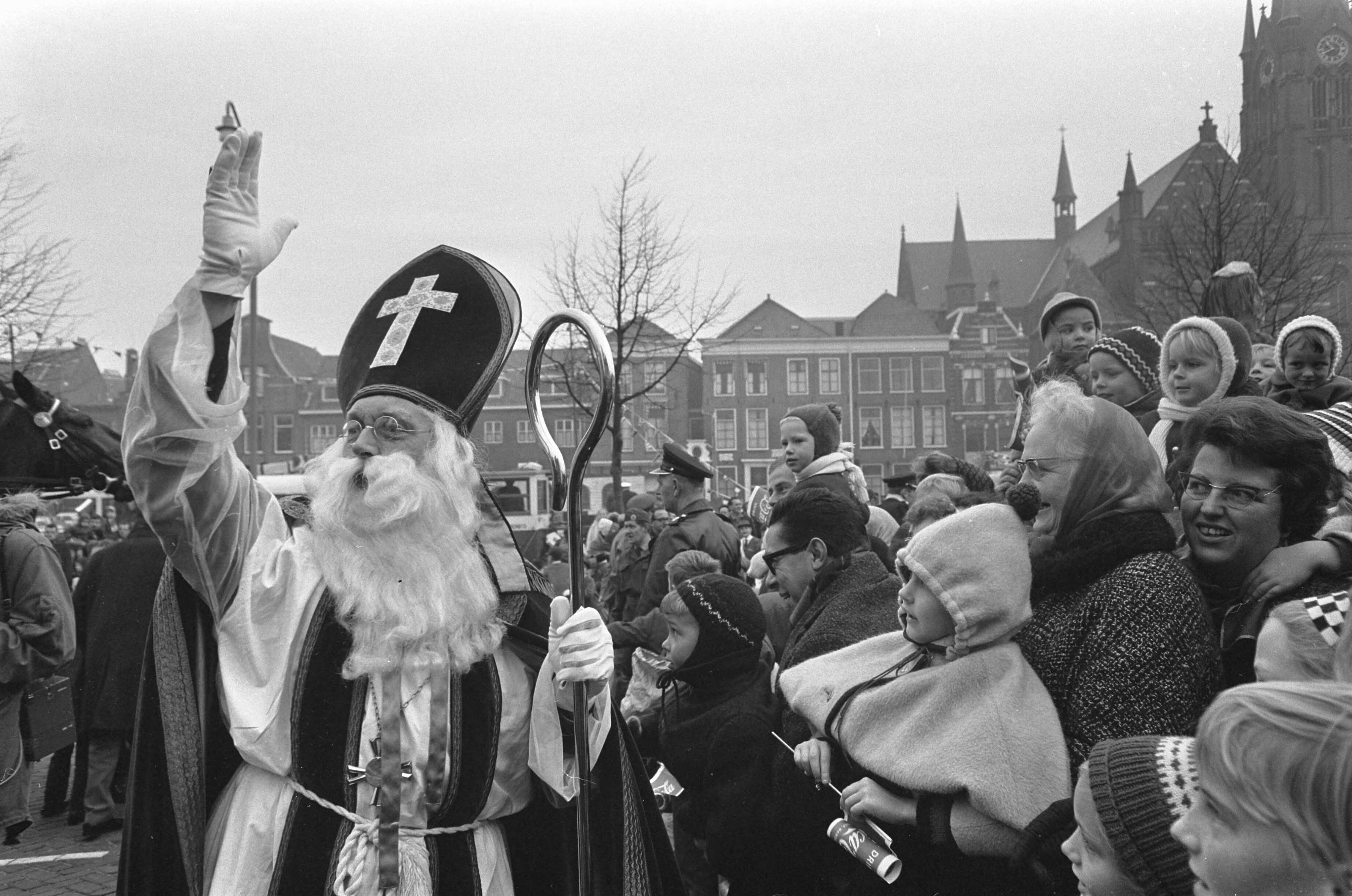 Aankomst Sinterklaas in Haarlem — Sinterklaas begroet de Haarlemse kinderschare — Foto: Fotograaf Onbekend / Anefo. Licentie: Set B: Rechtenvrij / Publiek Domein. Bron: Nationaal Archief. http://hdl.handle.net/10648/ab04f0ac-d0b4-102d-bcf8-003048976d84