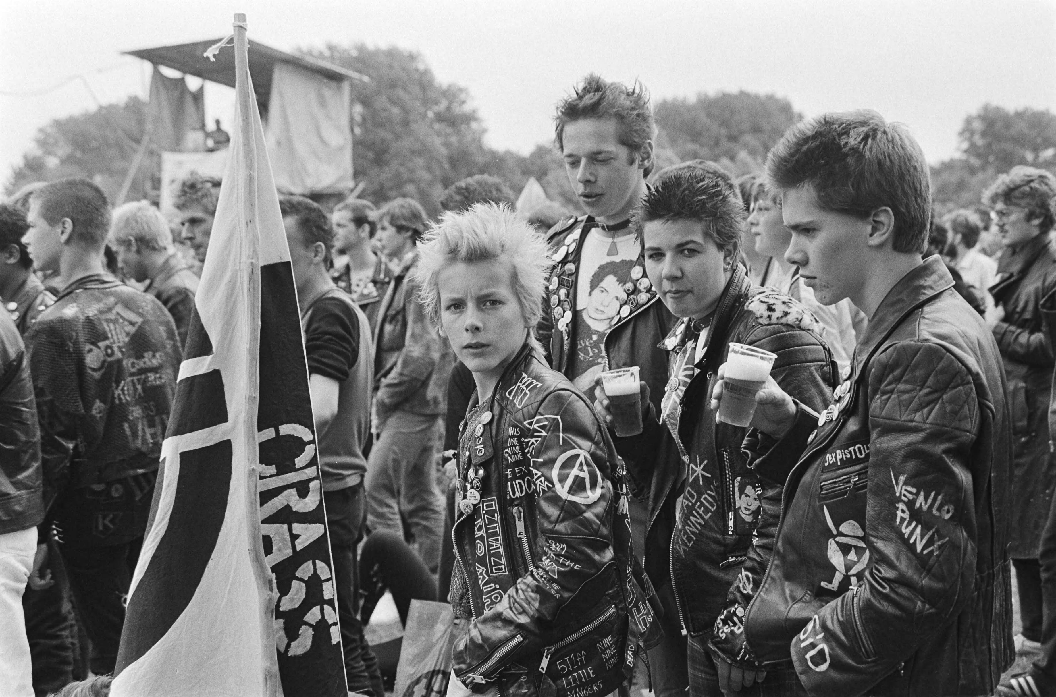 Parkpop 1981 — Punkers in het Zuiderpark in Den Haag tijdens Parkpop — Foto: Dijk, Hans van / Anefo. Licentie: Set B: Rechtenvrij / Publiek Domein. Bron: Nationaal Archief. http://hdl.handle.net/10648/acff8b38-d0b4-102d-bcf8-003048976d84