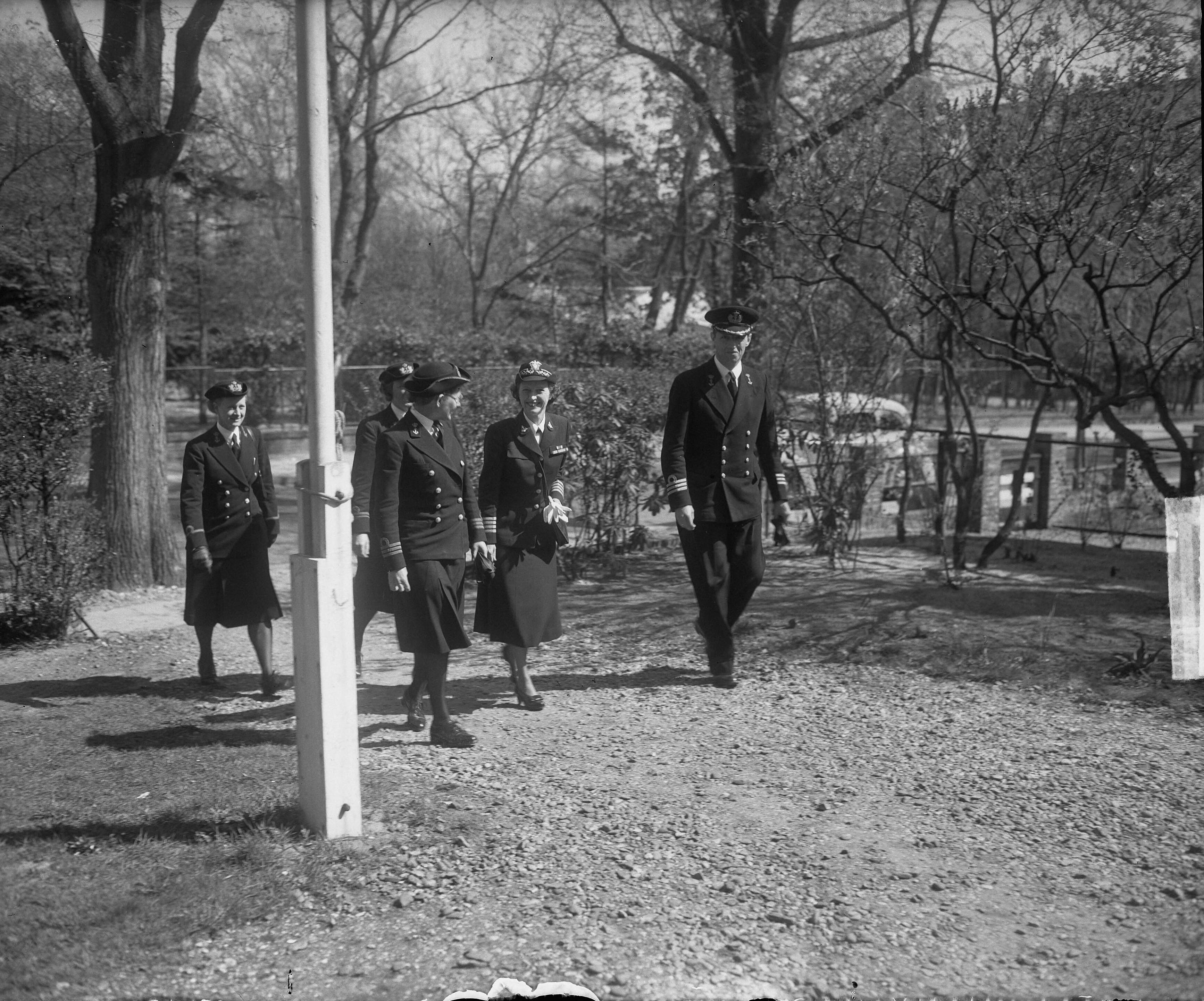 Fotocollectie Anefo — Aankomst Captain Jay B. Hancock (Wave USA Navy) bij Marvo Den Haag inspectie — Foto: Merk, Ben / Anefo. Licentie: Set B: Rechtenvrij / Publiek Domein. Bron: Nationaal Archief. http://hdl.handle.net/10648/a8c617bc-d0b4-102d-bcf8-003048976d84