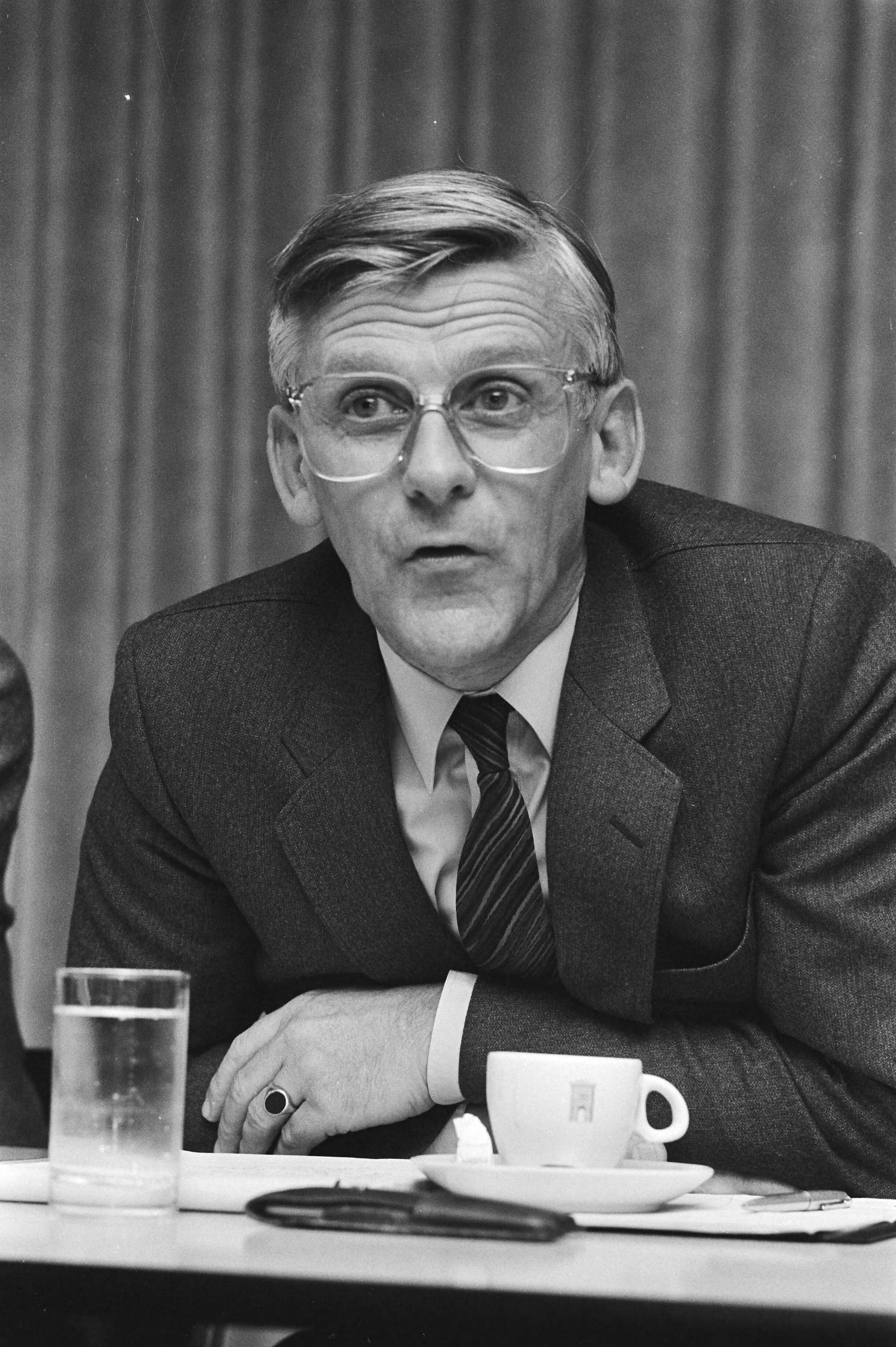 Eerste nationale ombudsman professor dr. J.F. Rang geïnstalleerd in Den Haag — Professor Rang tijdens de persconferentie — Foto: Bogaerts, Rob / Anefo. Licentie: Set B: Rechtenvrij / Publiek Domein. Bron: Nationaal Archief. http://hdl.handle.net/10648/ad052b10-d0b4-102d-bcf8-003048976d84