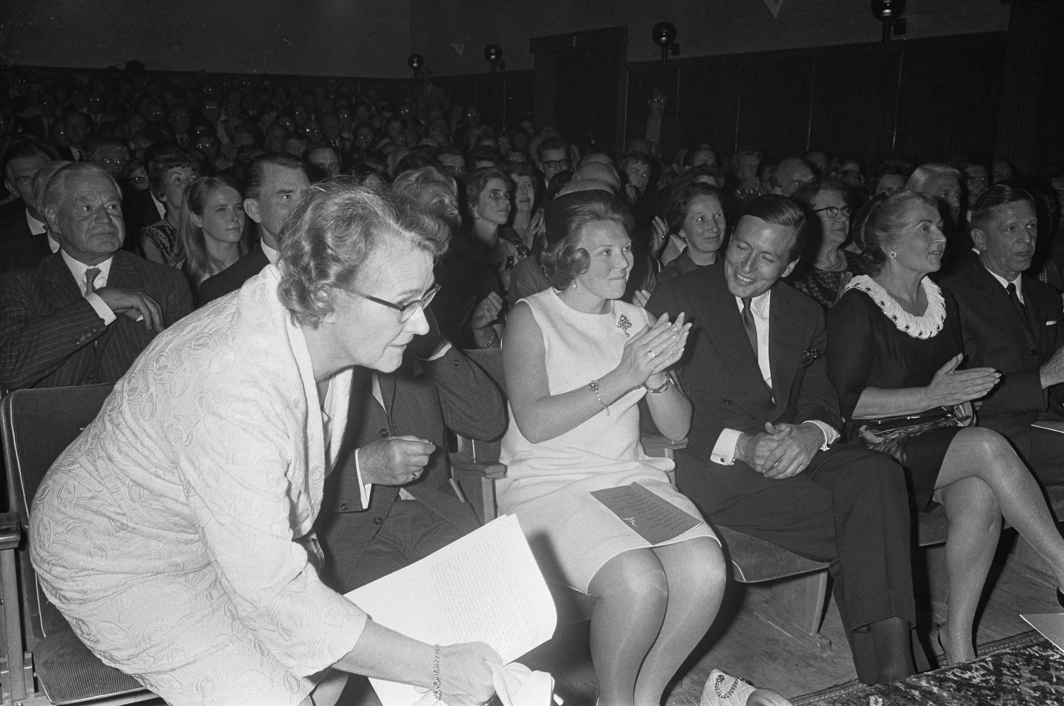 Fotocollectie Anefo — A. Roland Holst gehuldigd te Bergen (NH) ter gelegenheid van zijn tachtigste verjaardag. Minister Klompe , dichter A. Roland Holst , prinses Beatrix en prins — Foto: Koch, Eric / Anefo. Licentie: Set B: Rechtenvrij / Publiek Domein. Bron: Nationaal Archief. http://hdl.handle.net/10648/ab42ff46-d0b4-102d-bcf8-003048976d84