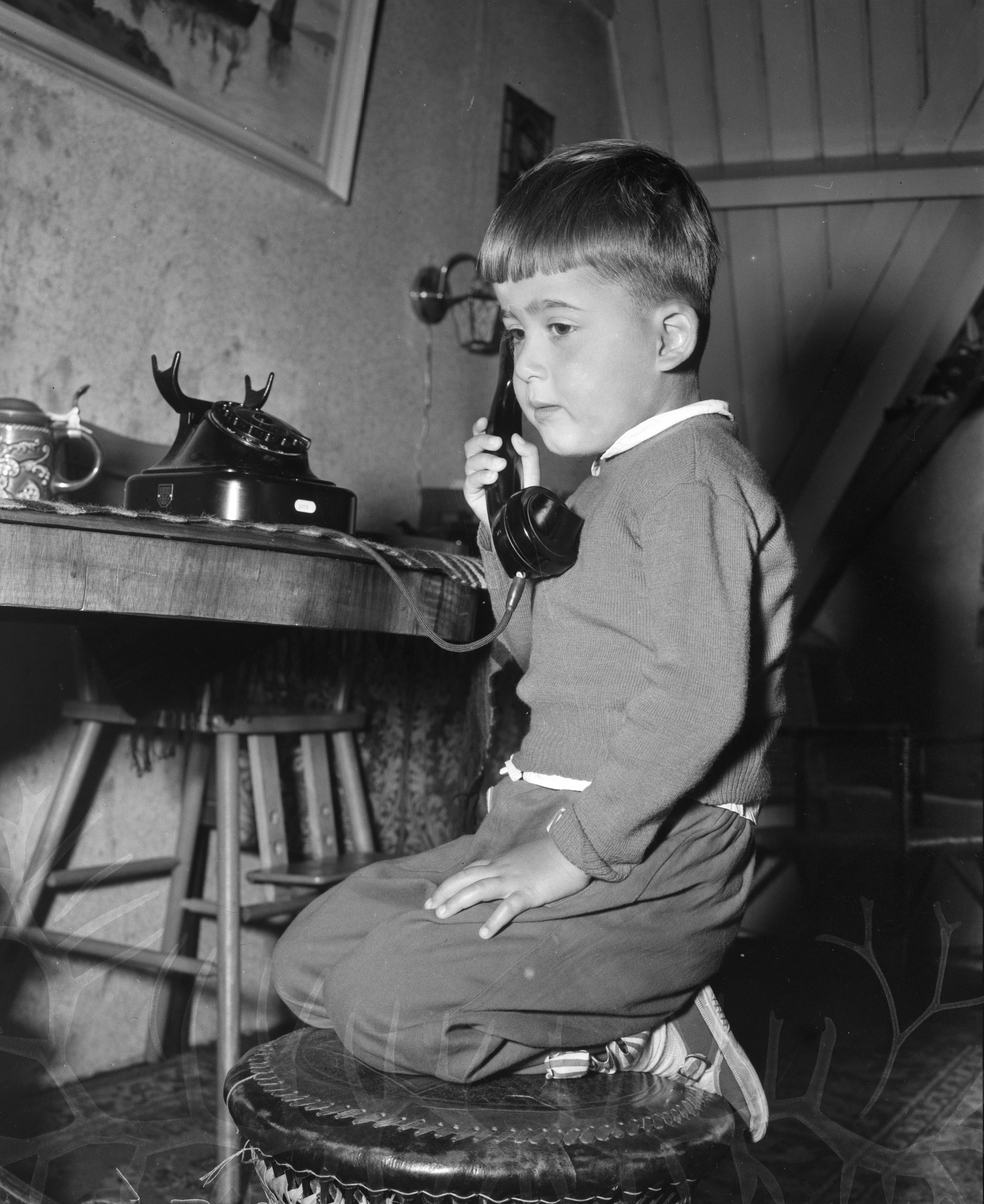 Fotocollectie Anefo — Kleine persfotograaf Pot aan de telefoon in Zandvoort — Foto: Pot, Harry / Anefo. Licentie: Set B: Rechtenvrij / Publiek Domein. Bron: Nationaal Archief. http://hdl.handle.net/10648/a94e7d3c-d0b4-102d-bcf8-003048976d84