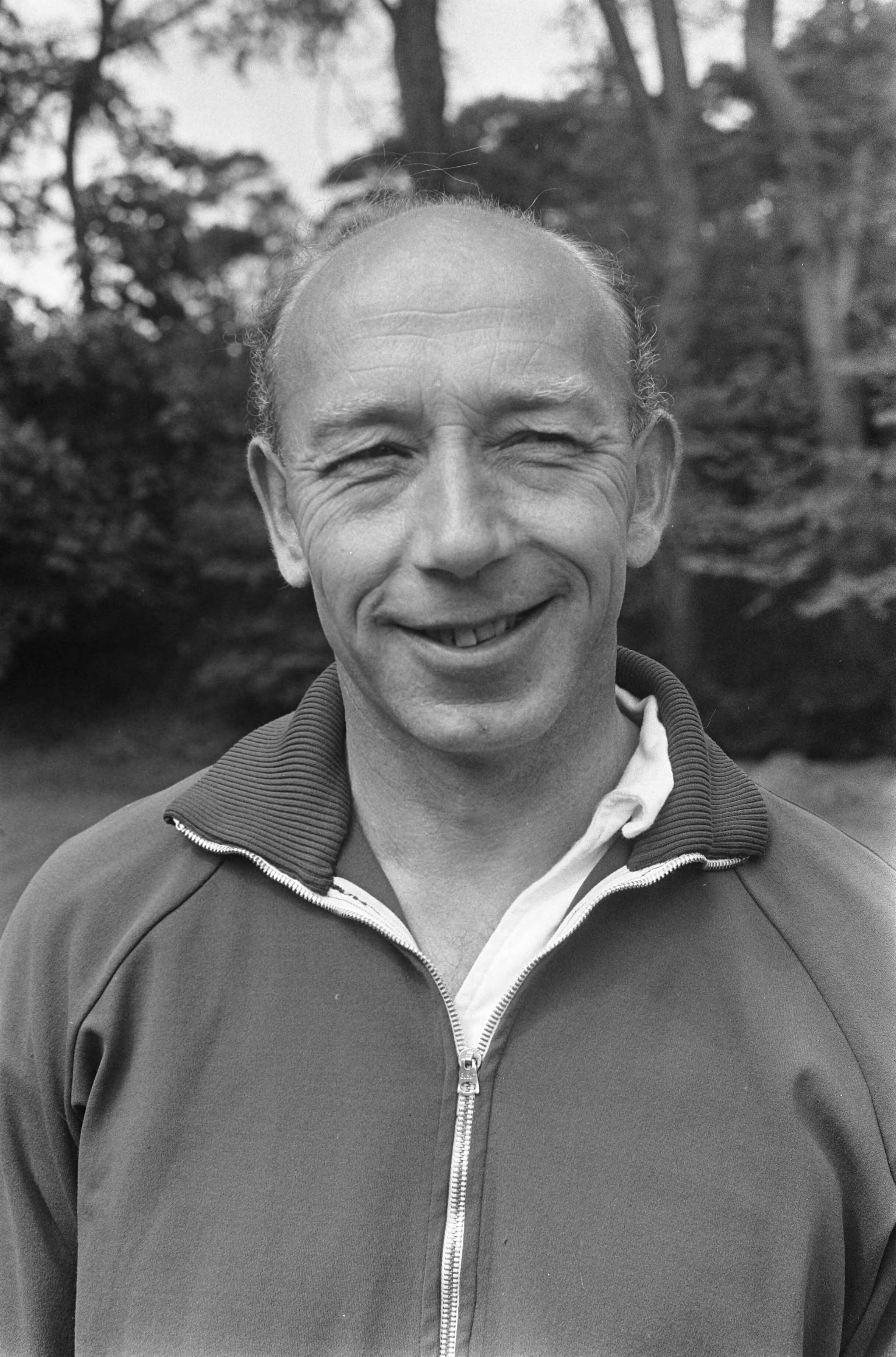 Fotocollectie Anefo — Training schaatsploeg op CIOS te Overveen. Conditietrainier Holleboom — Foto: Koch, Eric / Anefo. Licentie: Set B: Rechtenvrij / Publiek Domein. Bron: Nationaal Archief. http://hdl.handle.net/10648/ab412b6c-d0b4-102d-bcf8-003048976d84