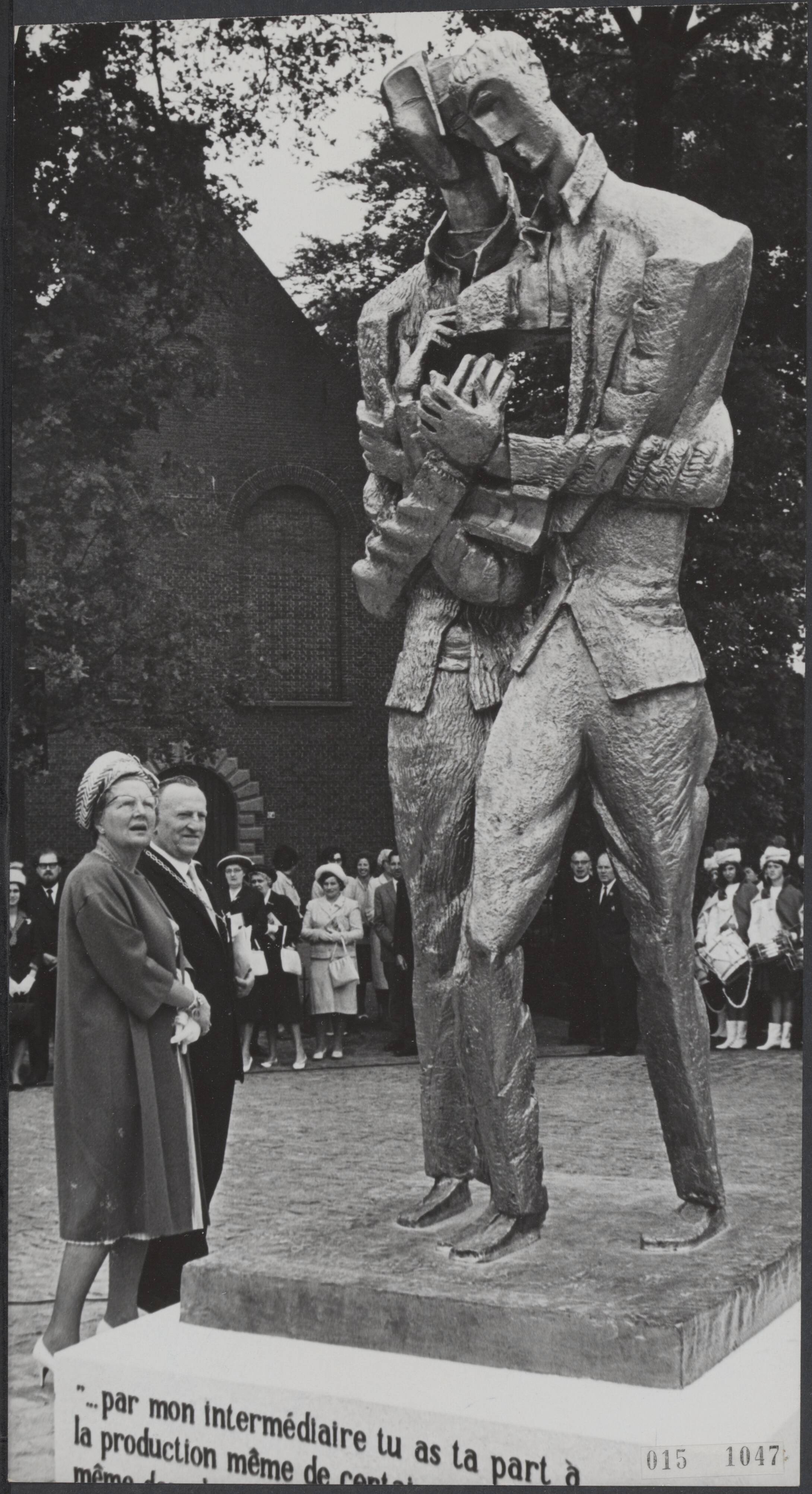 Fotocollectie Elsevier Binnenland — Koningin Juliana heeft in Zundert het Van Gogh monument onthuld. Het monument van de gebroeders Van Gogh is geplaatst op het plein tegenover de Hervormde kerk waar de vader van de Van Goghs dominee is geweest. Het is vervaardigd door de beeldhouwer Ossip Zakine. De koningin bekijkt het beeld, in gezelschap van de burgemeester van Zundert, G.J.A.Manders, na de onthulling. Op de achtergrond het kerkje — Foto: Pot, Harry / Anefo. Licentie: Set B: Rechtenvrij / Publiek Domein. Bron: Nationaal Archief. http://hdl.handle.net/10648/adb6f156-d0b4-102d-bcf8-003048976d84
