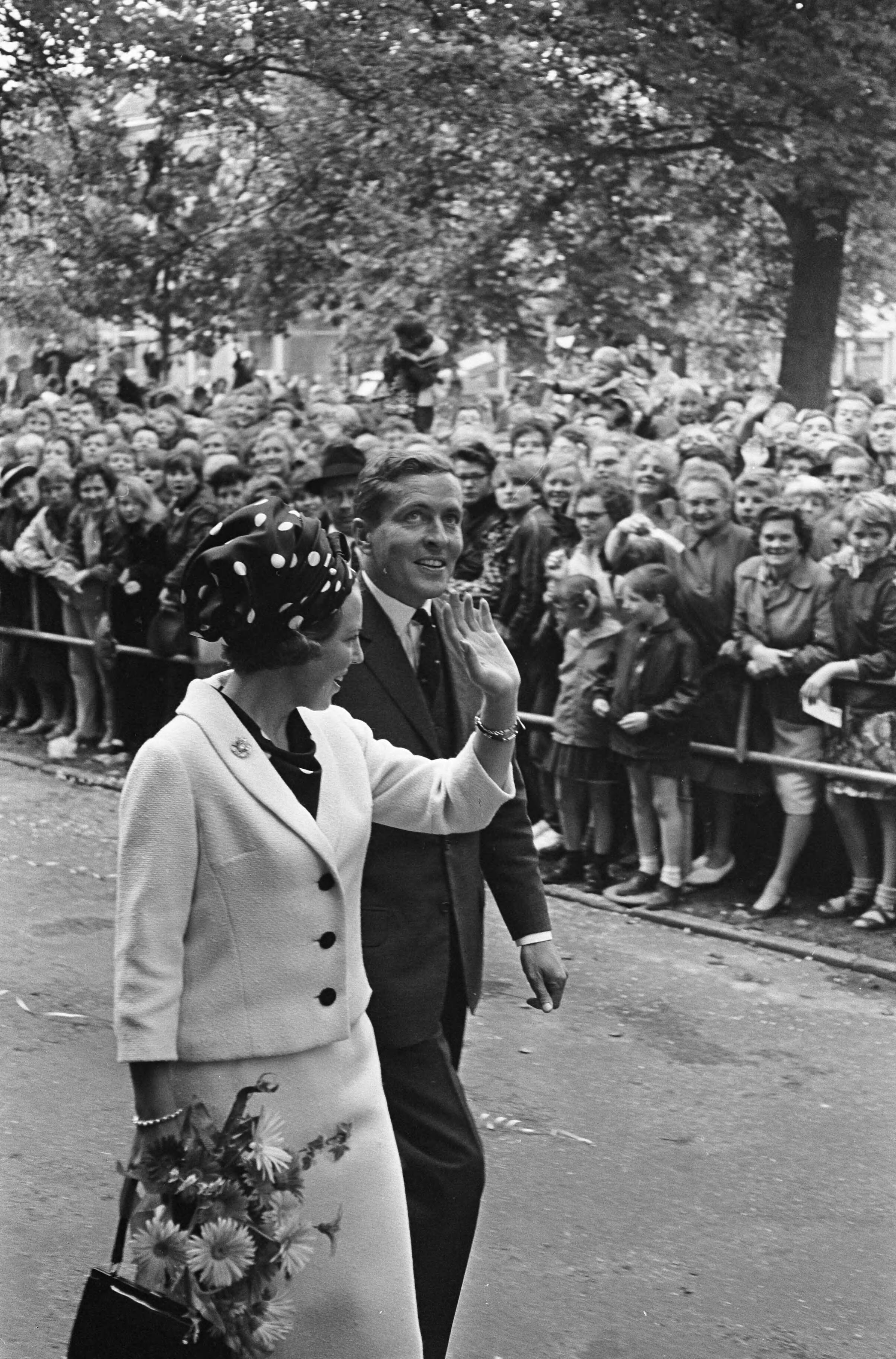Bezoek van prinses Beatrix en Claus von Amsberg aan de drie noordelijke provincies — Bezoek prinses Beatrix en haar verloofde Claus von Amsberg aan Assen — Foto: Kroon, Ron / Anefo. Licentie: Set B: Rechtenvrij / Publiek Domein. Bron: Nationaal Archief. http://hdl.handle.net/10648/aabf04ac-d0b4-102d-bcf8-003048976d84
