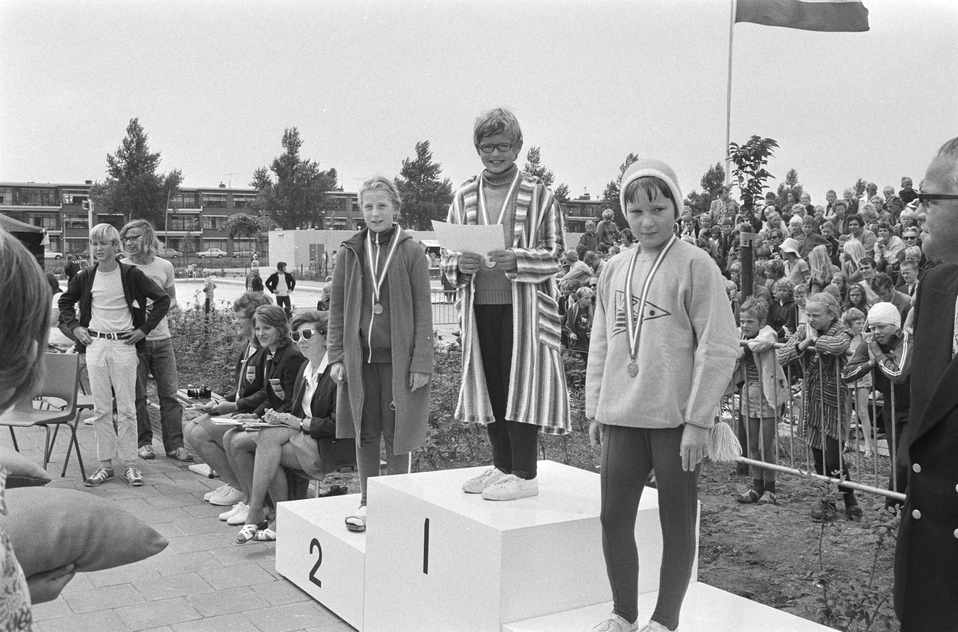 Fotocollectie Anefo — Nationale kampioenschappen zwemmen te Den Haag in zwembad Overbosch, winnaressen 50 meter vlinderslag meisjes onder 10 jaar v.l.n.r. Linda van de Ven (2e), — Foto: Peters, Hans / Anefo. Licentie: Set B: Rechtenvrij / Publiek Domein. Bron: Nationaal Archief. http://hdl.handle.net/10648/abc7d2fc-d0b4-102d-bcf8-003048976d84