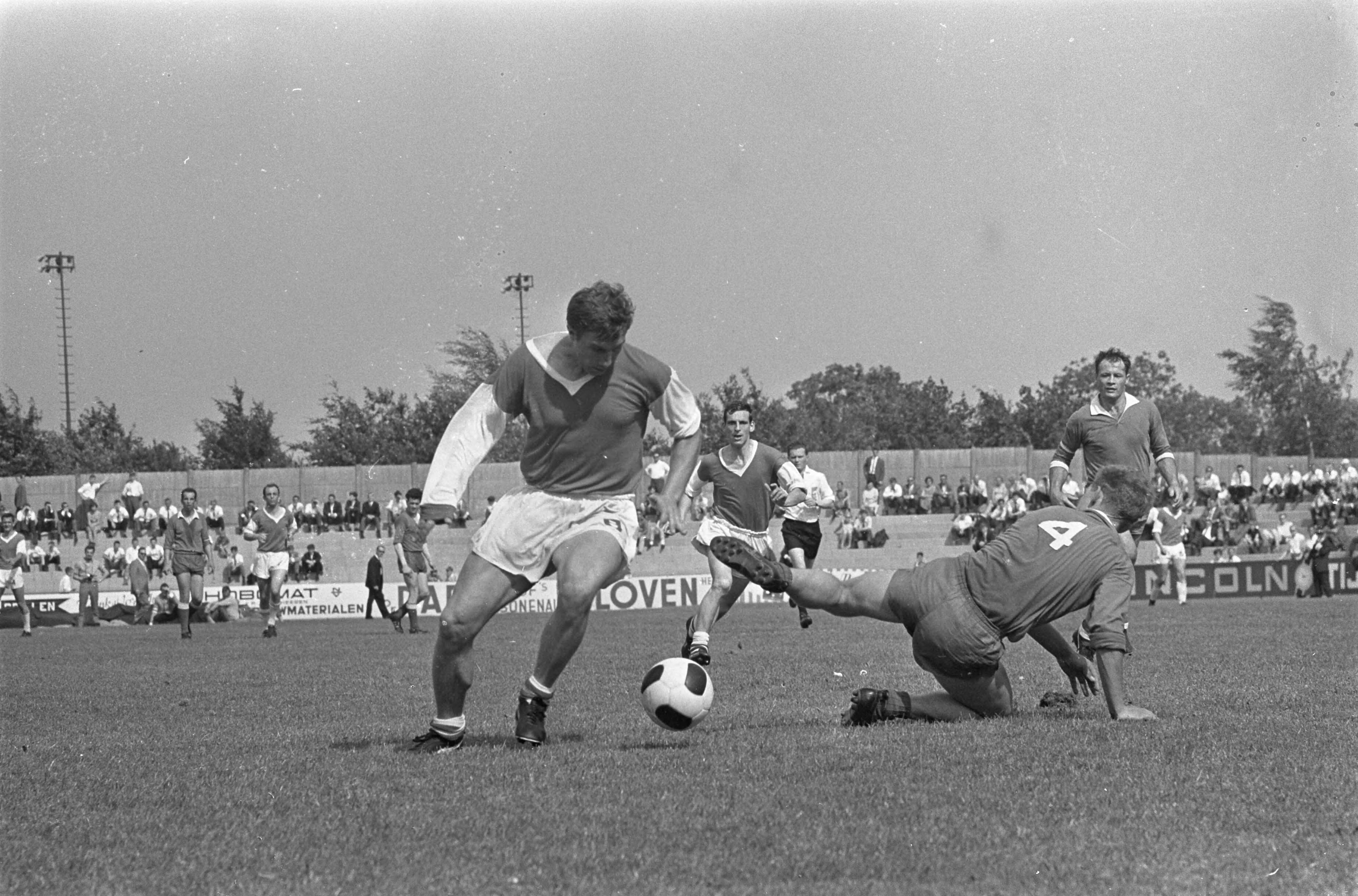 Roda JC tegen VV HVC 0-4 — Mos Temming scoort de eerste goal — Foto: Fotograaf Onbekend / Anefo. Licentie: Set B: Rechtenvrij / Publiek Domein. Bron: Nationaal Archief. http://hdl.handle.net/10648/ab1d251e-d0b4-102d-bcf8-003048976d84