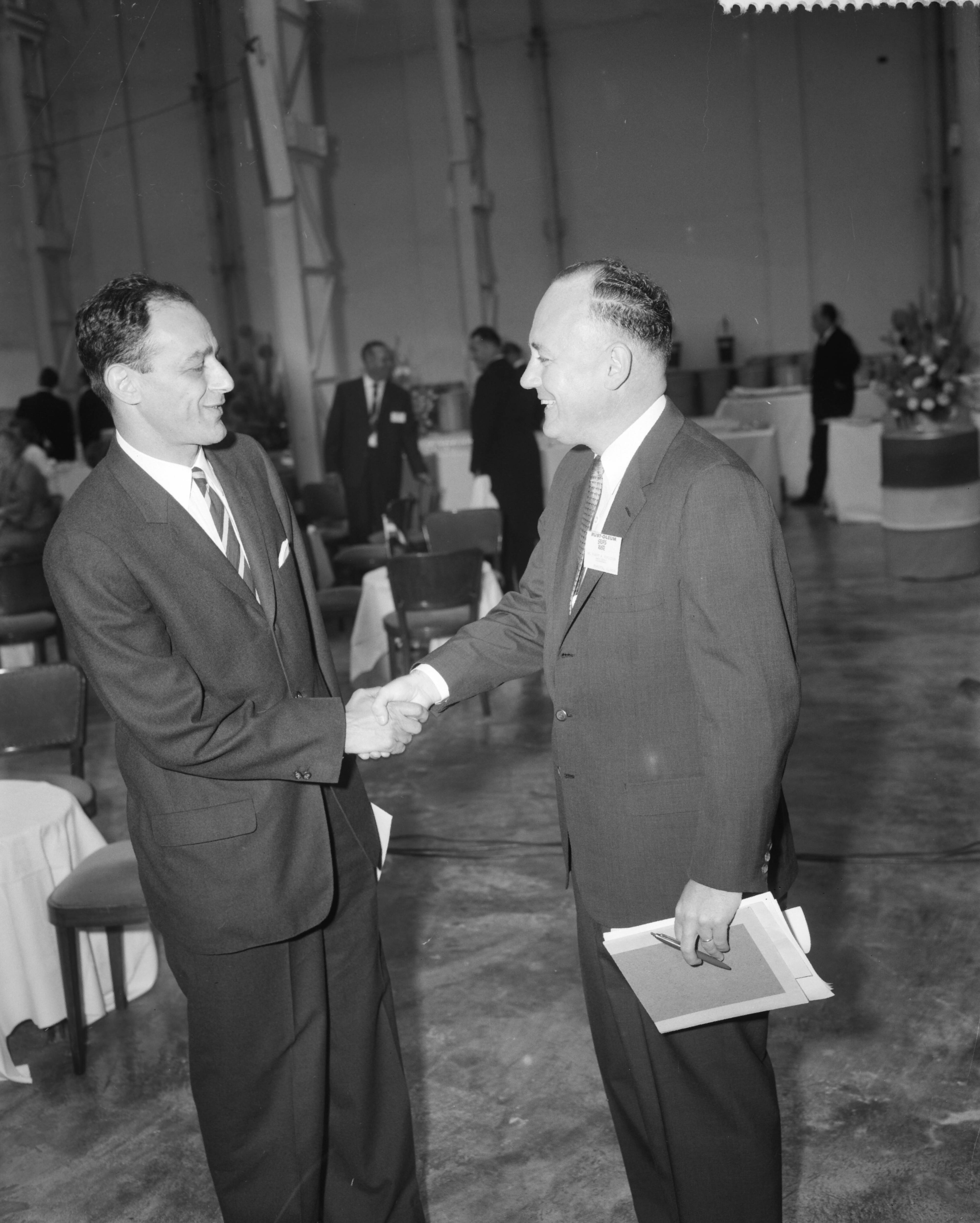 Fotocollectie Anefo — Opening fabriek Rust-Oleum te Haarlem. Een man [Amerikaanse ambassaderaad Freed?] feliciteert president-directeur Robert Fergusson jr., zoon van de oprichter (rechts) — Foto: Behrens, Herbert F. / Anefo. Licentie: Set B: Rechtenvrij / Publiek Domein. Bron: Nationaal Archief. http://hdl.handle.net/10648/a9b2277e-d0b4-102d-bcf8-003048976d84