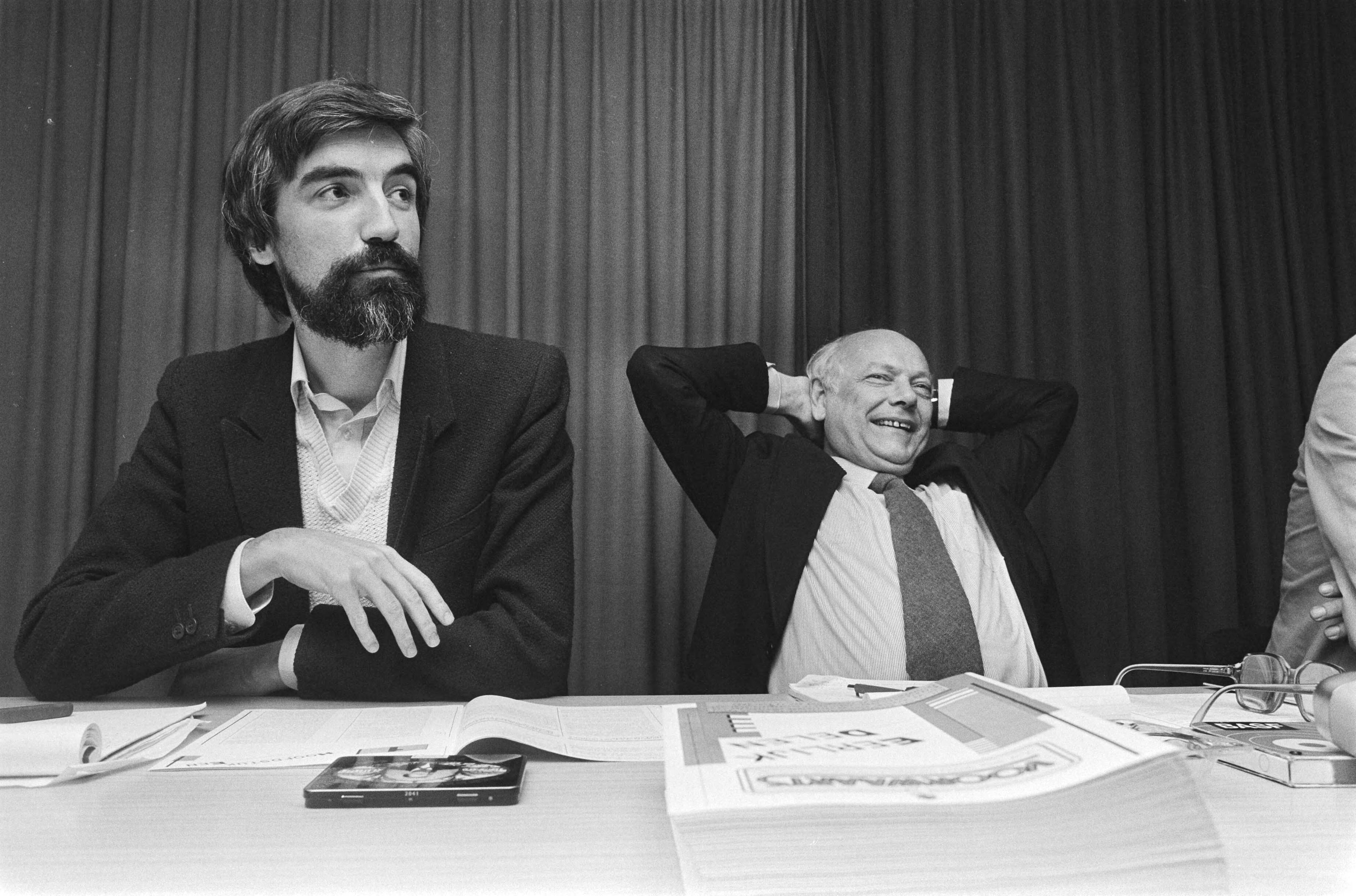 Fotocollectie Anefo — PvdA presenteert verkiezingsprogramma (Nieuwspoort, Den Haag); links partijvoorzitter Max van de Berg , Den Uyl — Foto: Bogaerts, Rob / Anefo. Licentie: Set B: Rechtenvrij / Publiek Domein. Bron: Nationaal Archief. http://hdl.handle.net/10648/ad19dd4e-d0b4-102d-bcf8-003048976d84