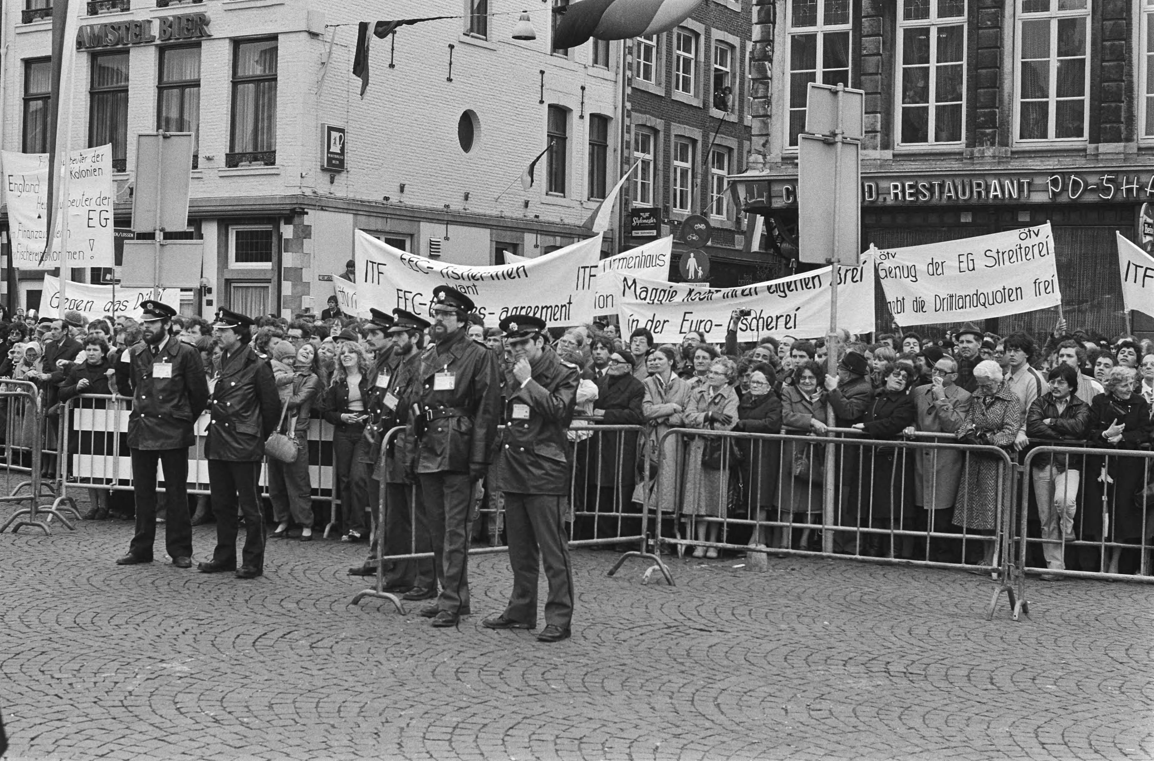 Fotocollectie Anefo — Europese Raad in Maastricht, Duitse vissers demonstreerde in Maastricht — Foto: Croes, Rob C. / Anefo. Licentie: Set B: Rechtenvrij / Publiek Domein. Bron: Nationaal Archief. http://hdl.handle.net/10648/acf7c308-d0b4-102d-bcf8-003048976d84
